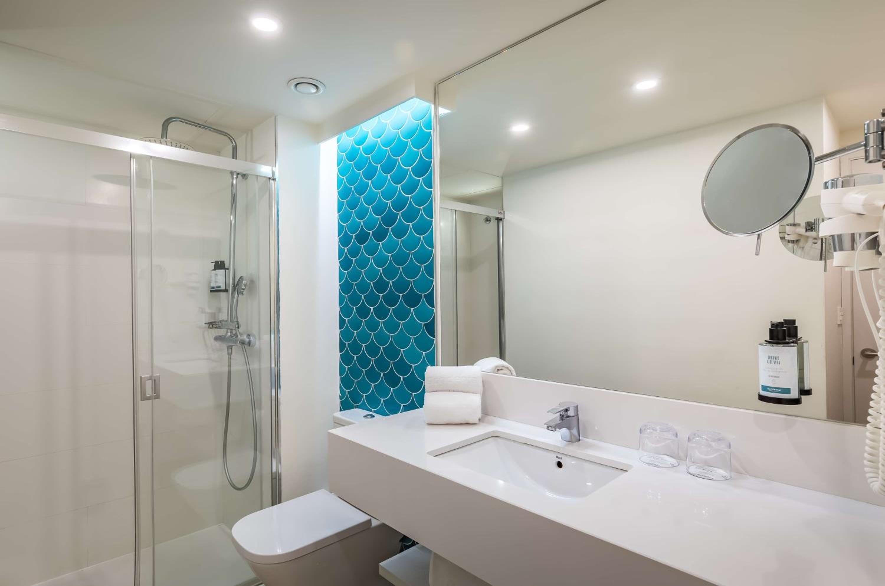 Double Room with Sea View - Photo 3