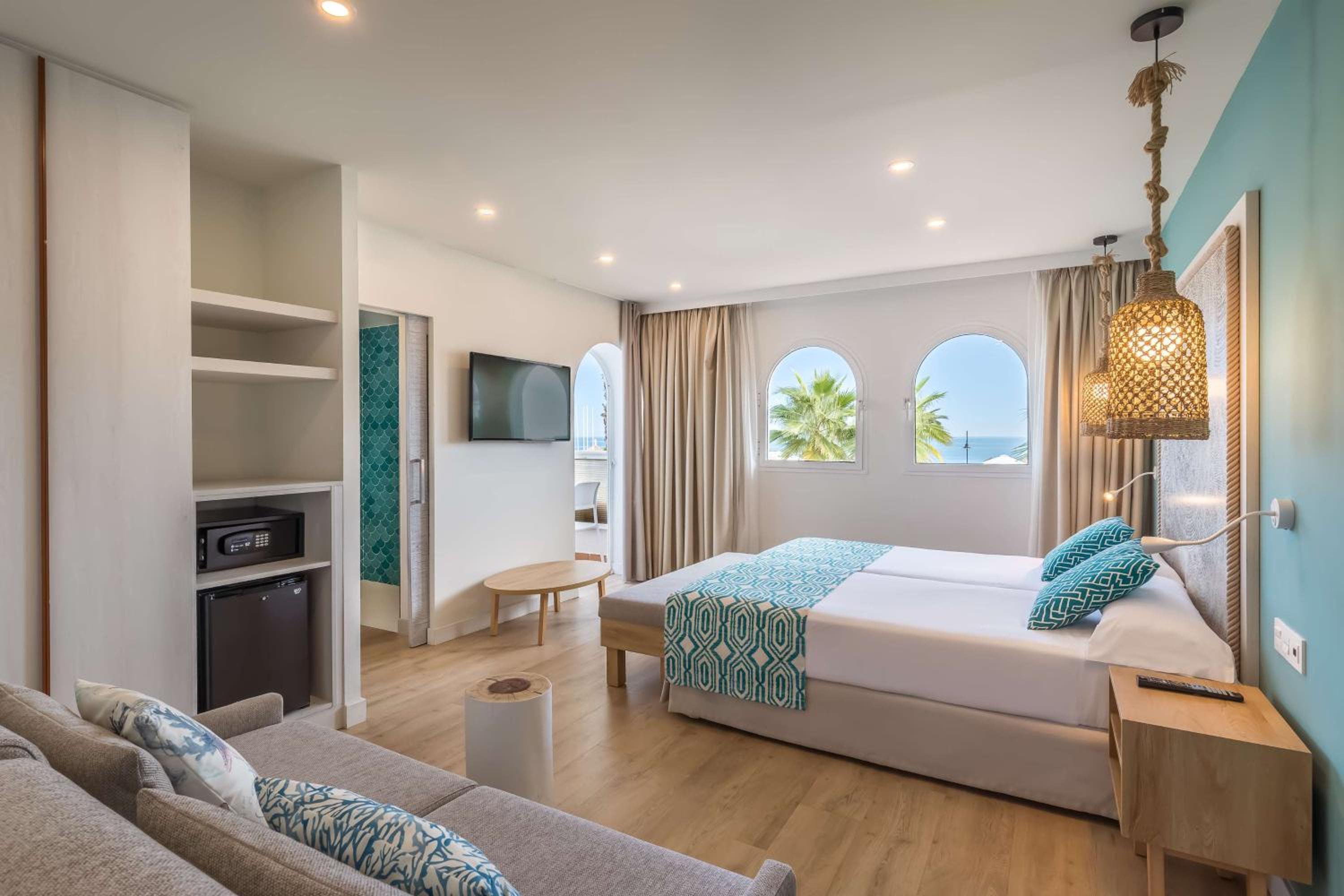 Superior Room with Sea View (3 Adults) - Photo 1