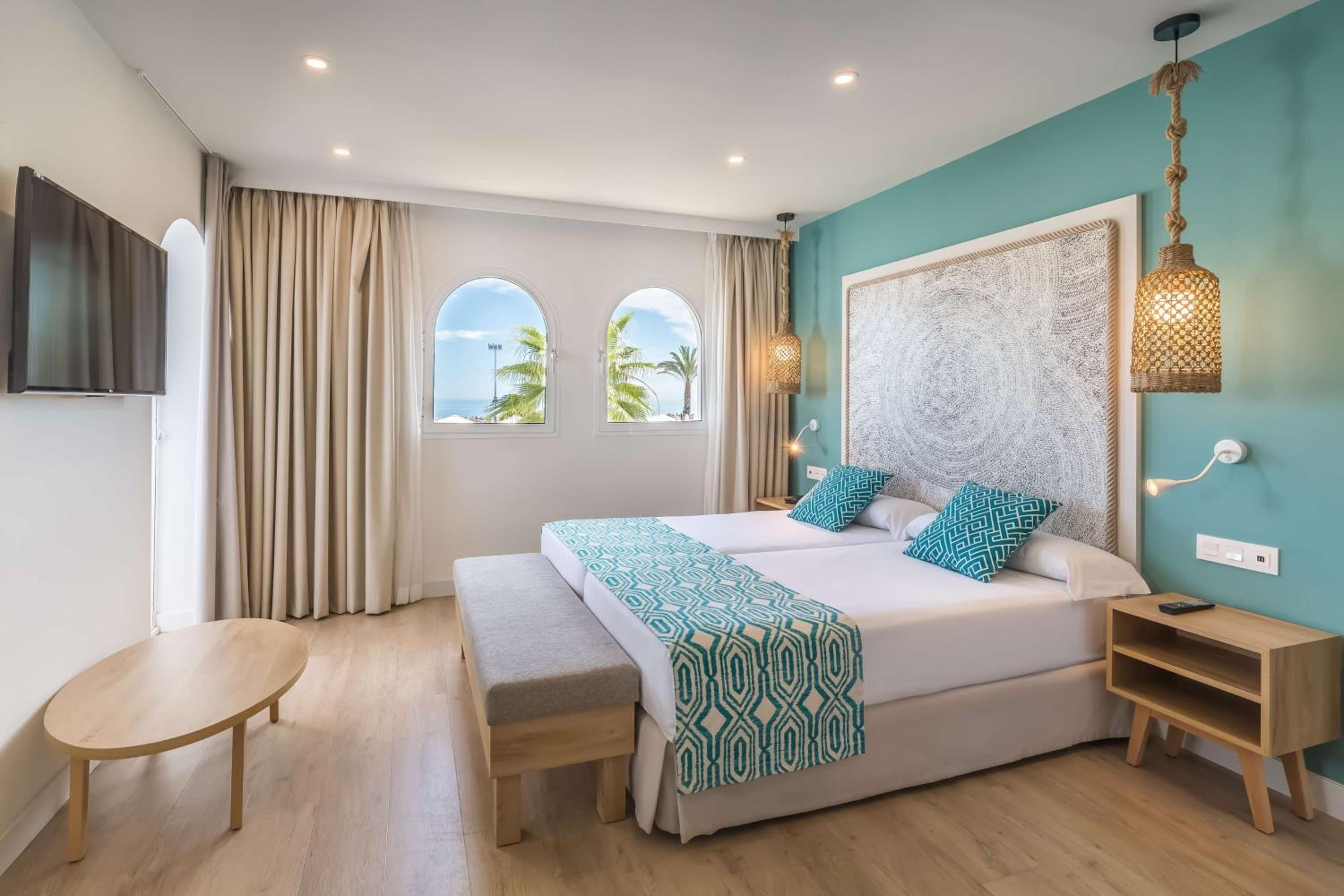 Superior Room with Sea View (3 Adults) - Photo 2