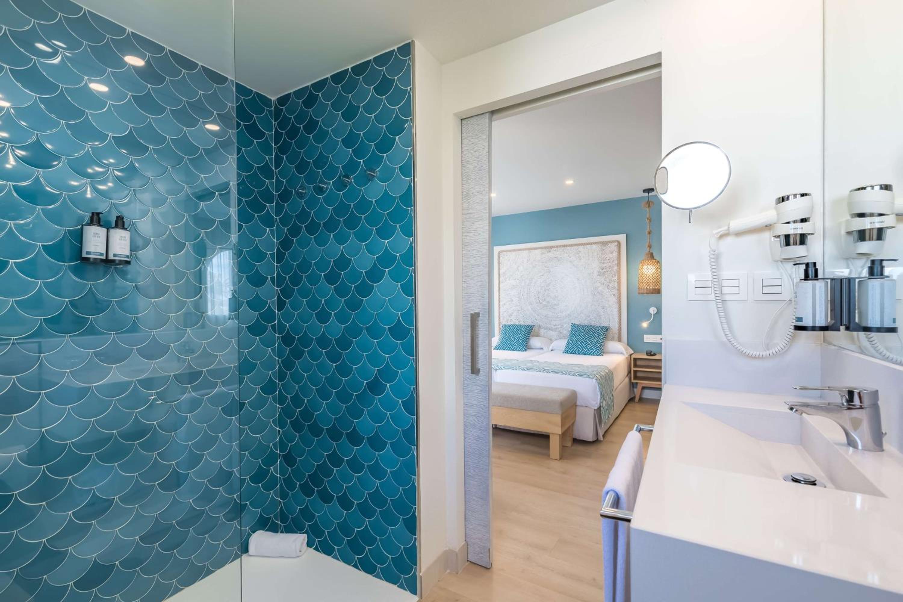 Superior Room with Sea View (3 Adults) - Photo 3