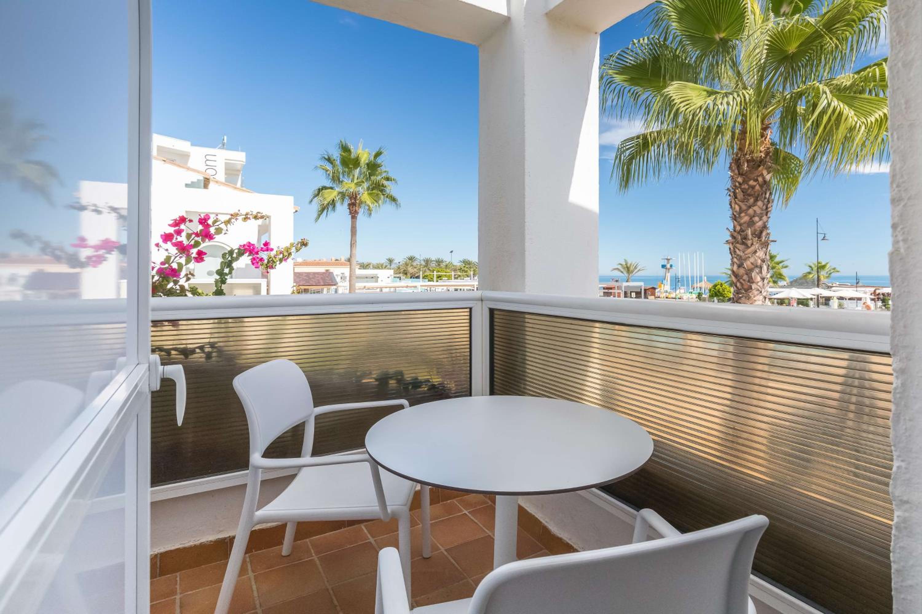 Superior Room with Sea View (3 Adults) - Photo 4
