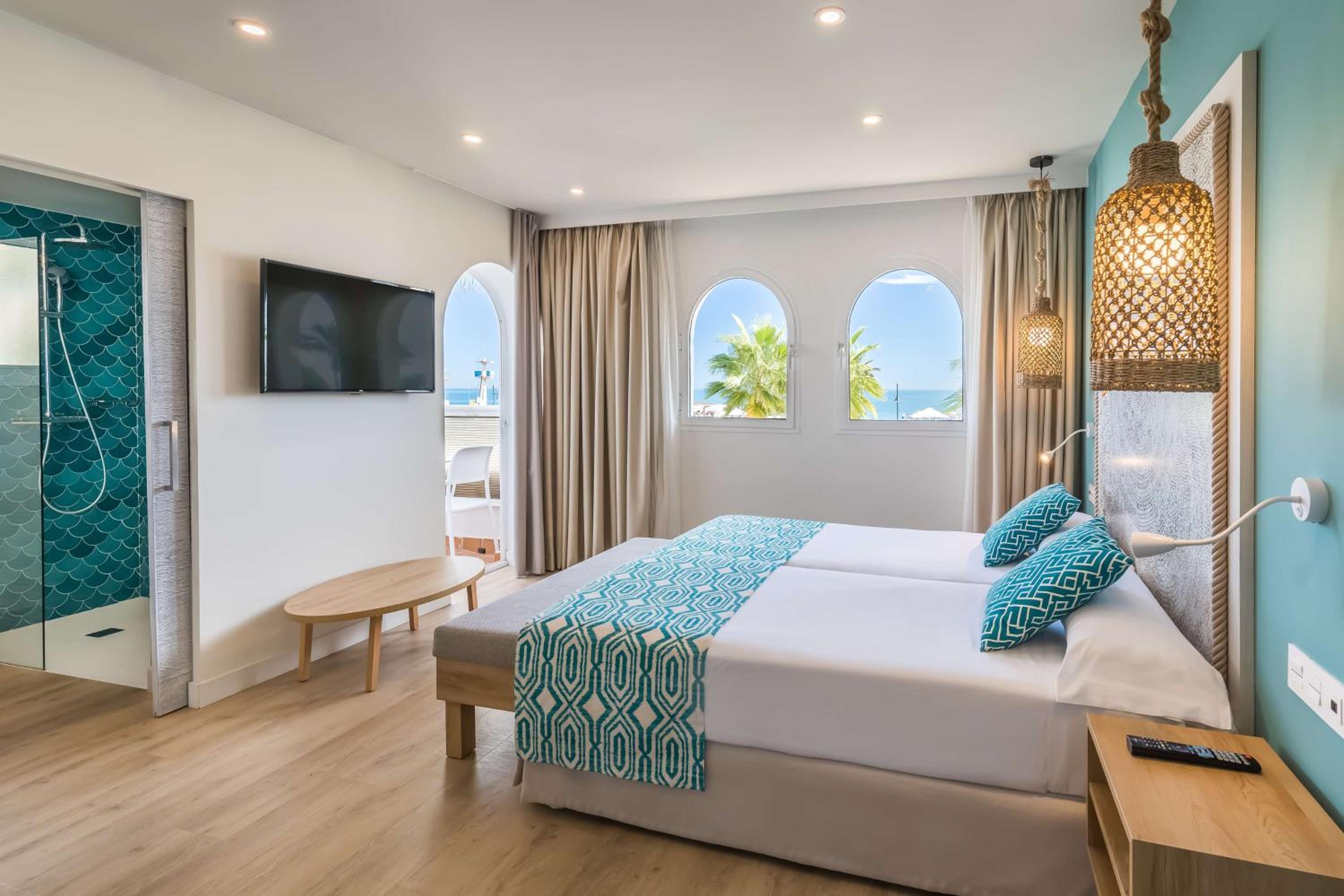 Superior Room with Sea View (3 Adults) - Photo 5