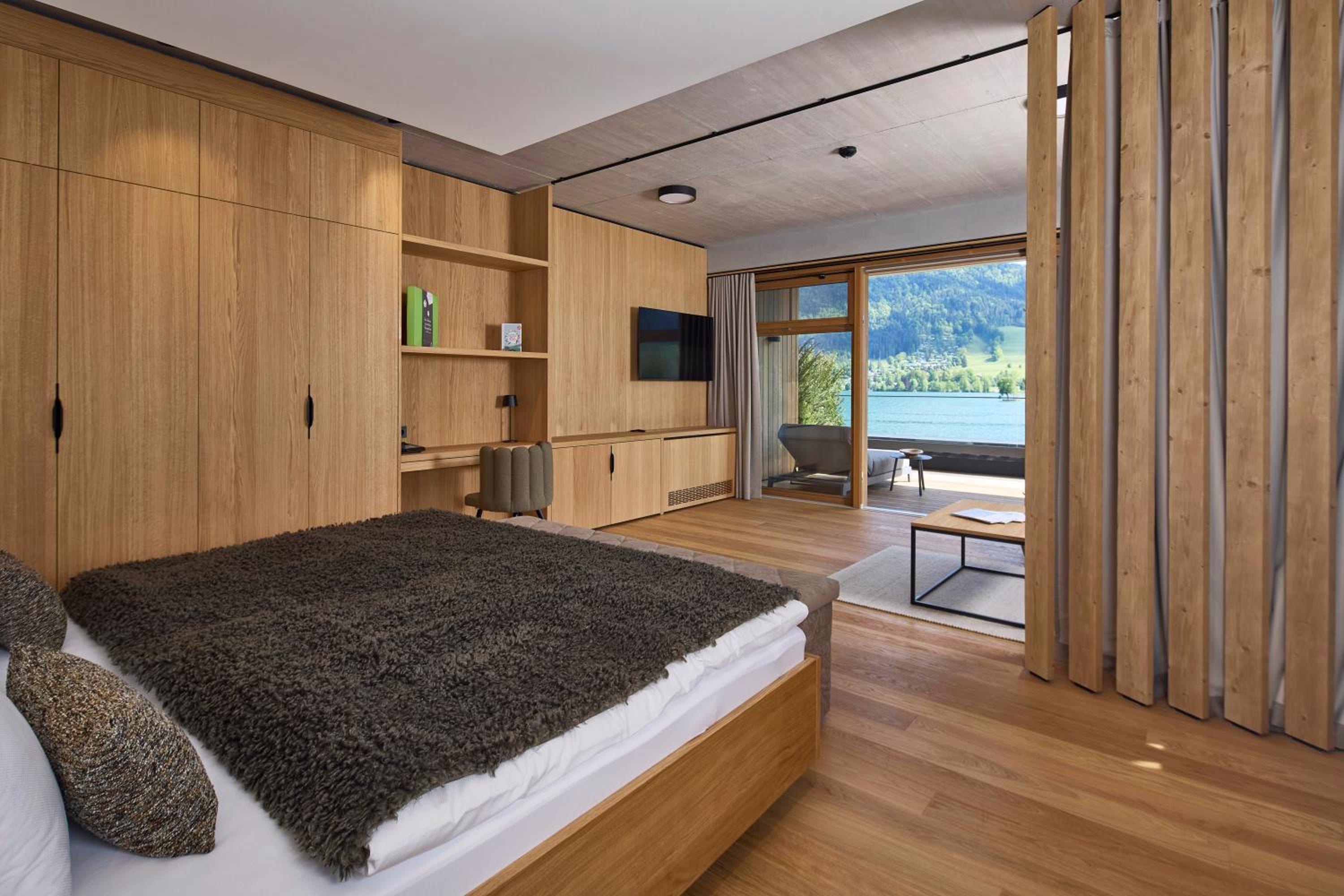 Suite with Lake View - Annex