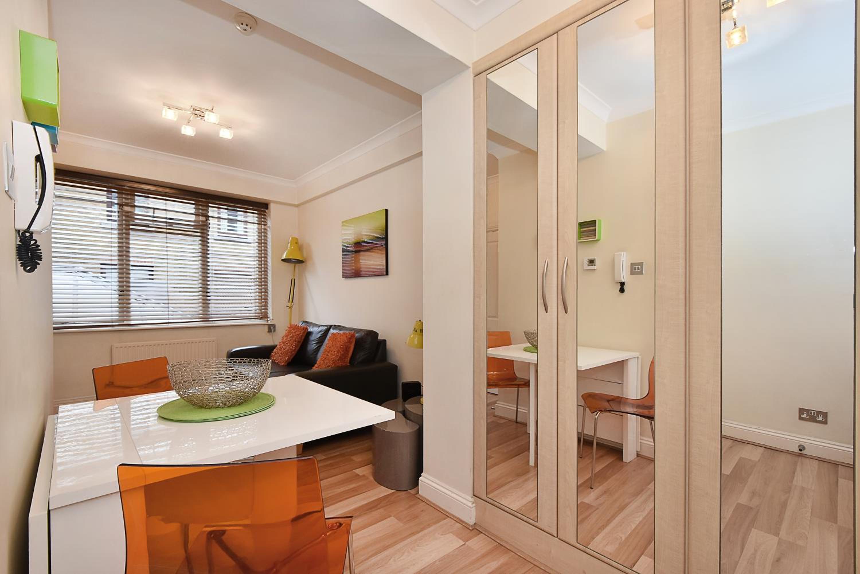 One-Bedroom Apartment photo 1