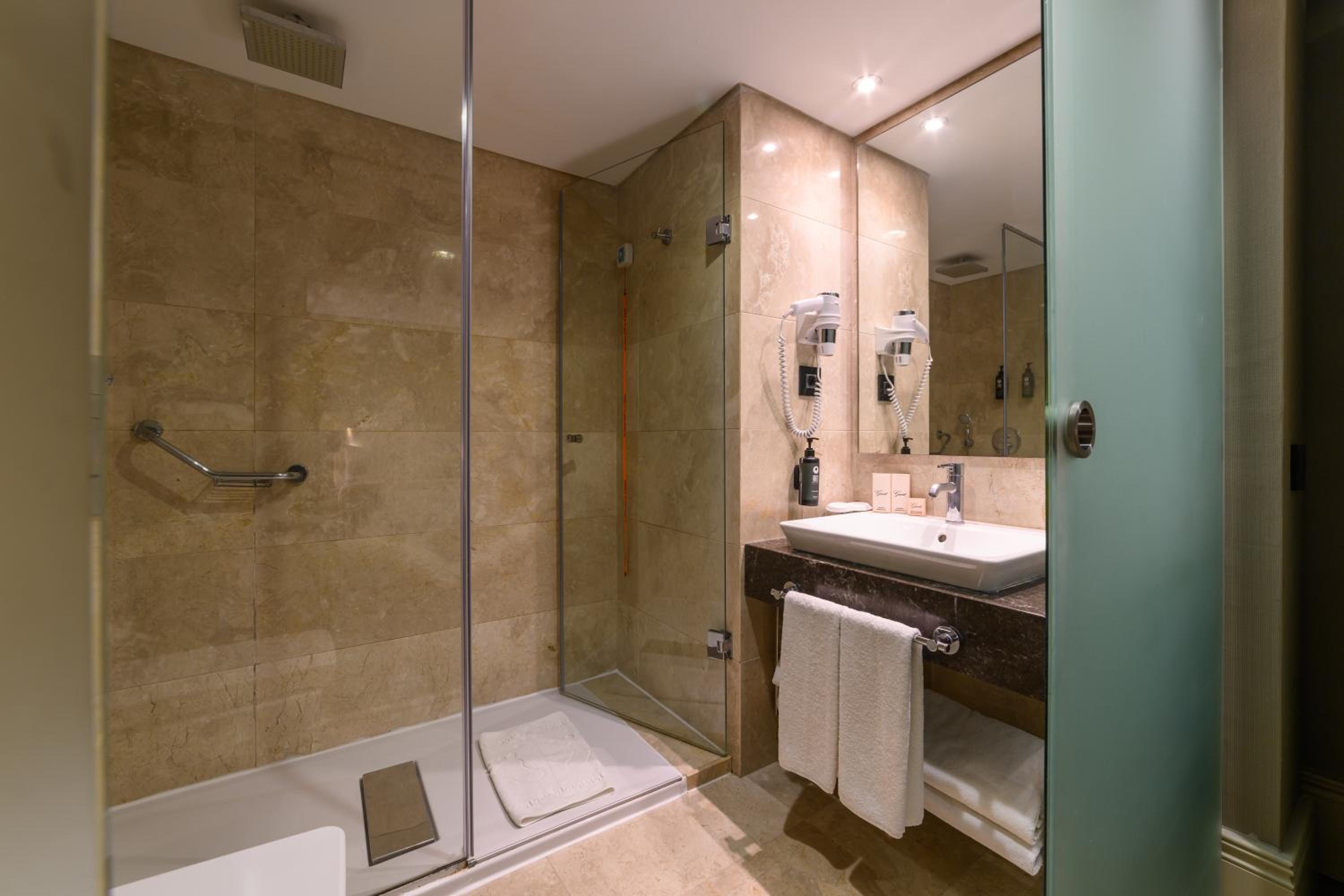 Standard Double Or Twin Room photo 3