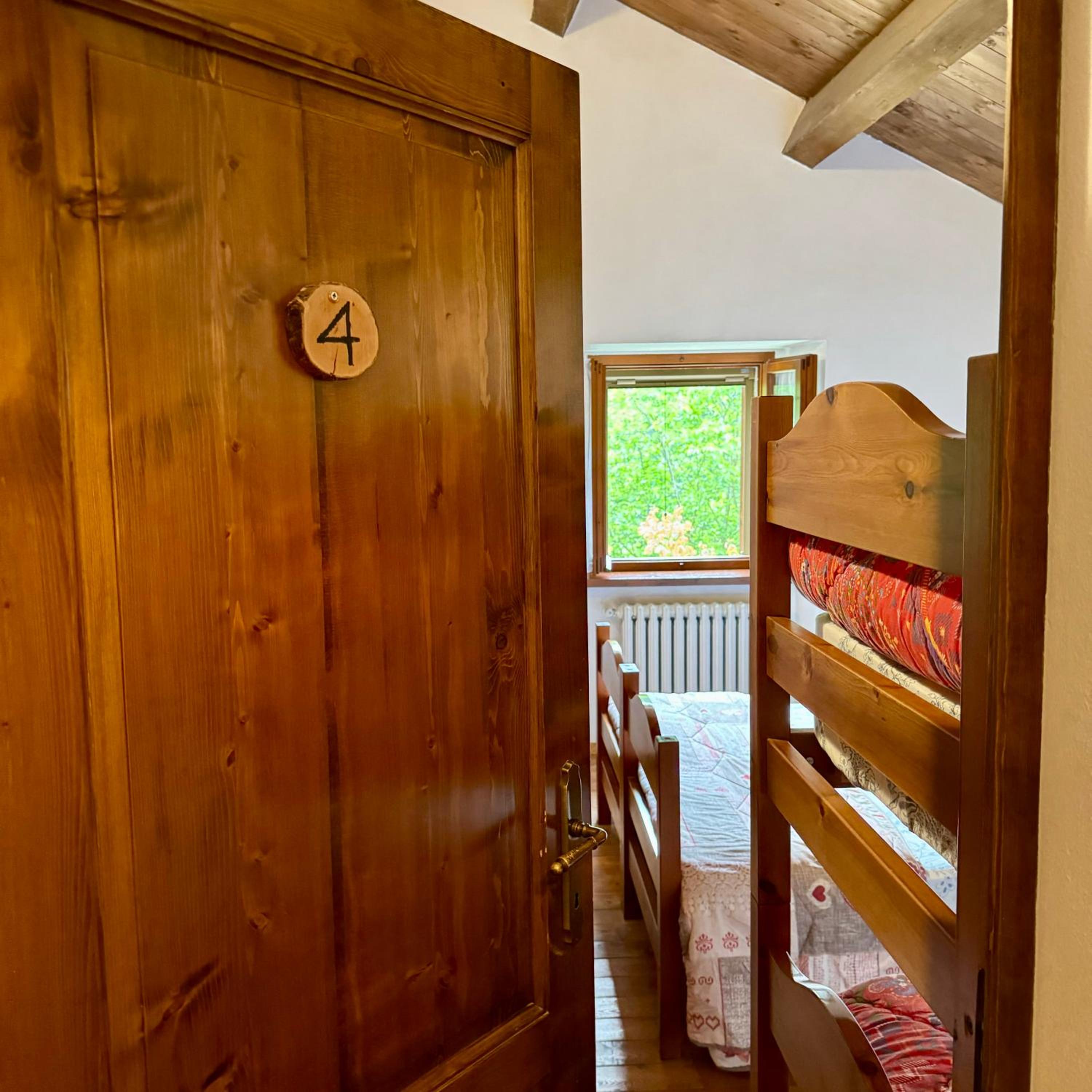 Quadruple Room with Shared Bathroom photo 3