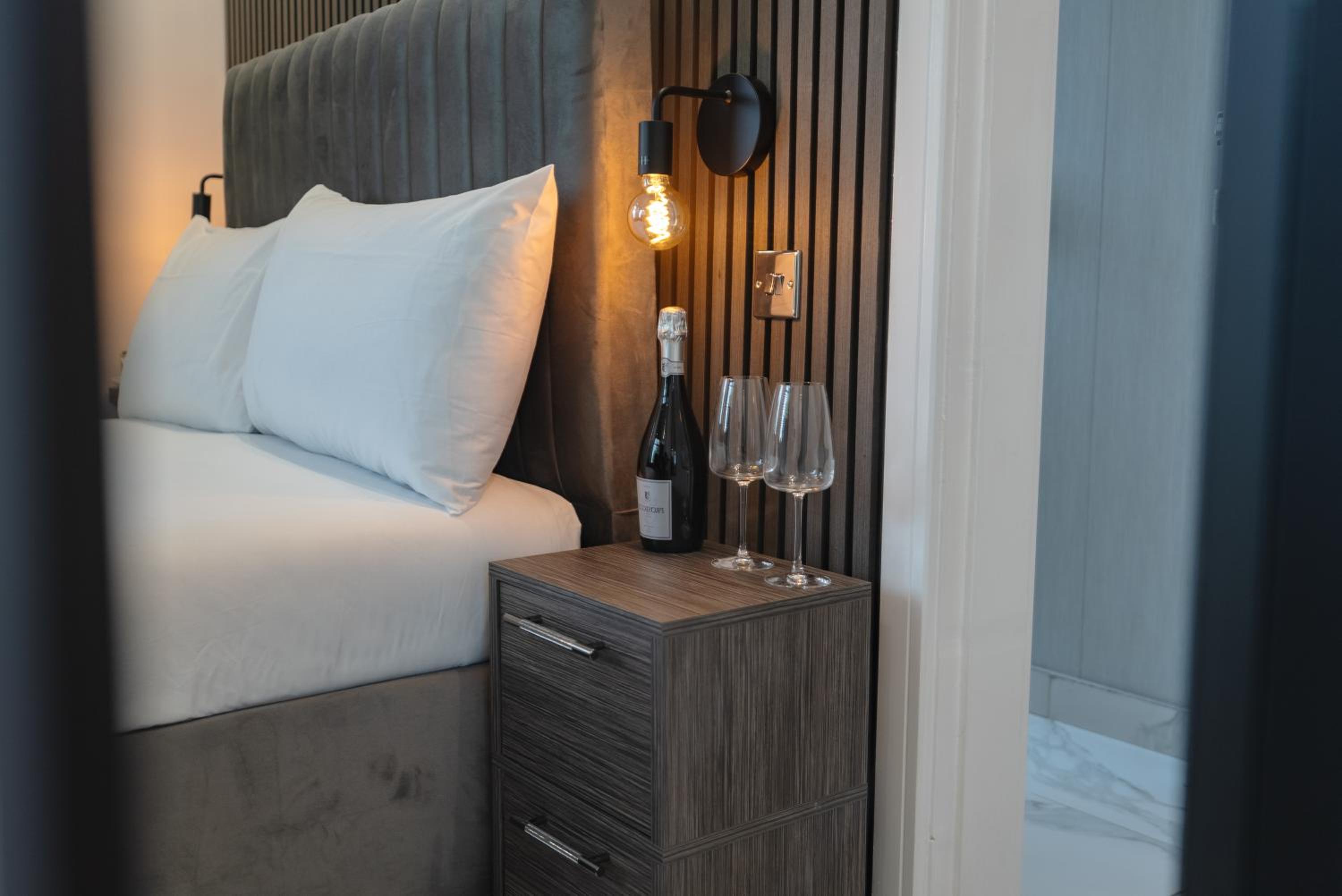 Standard Double Room - Photo 11