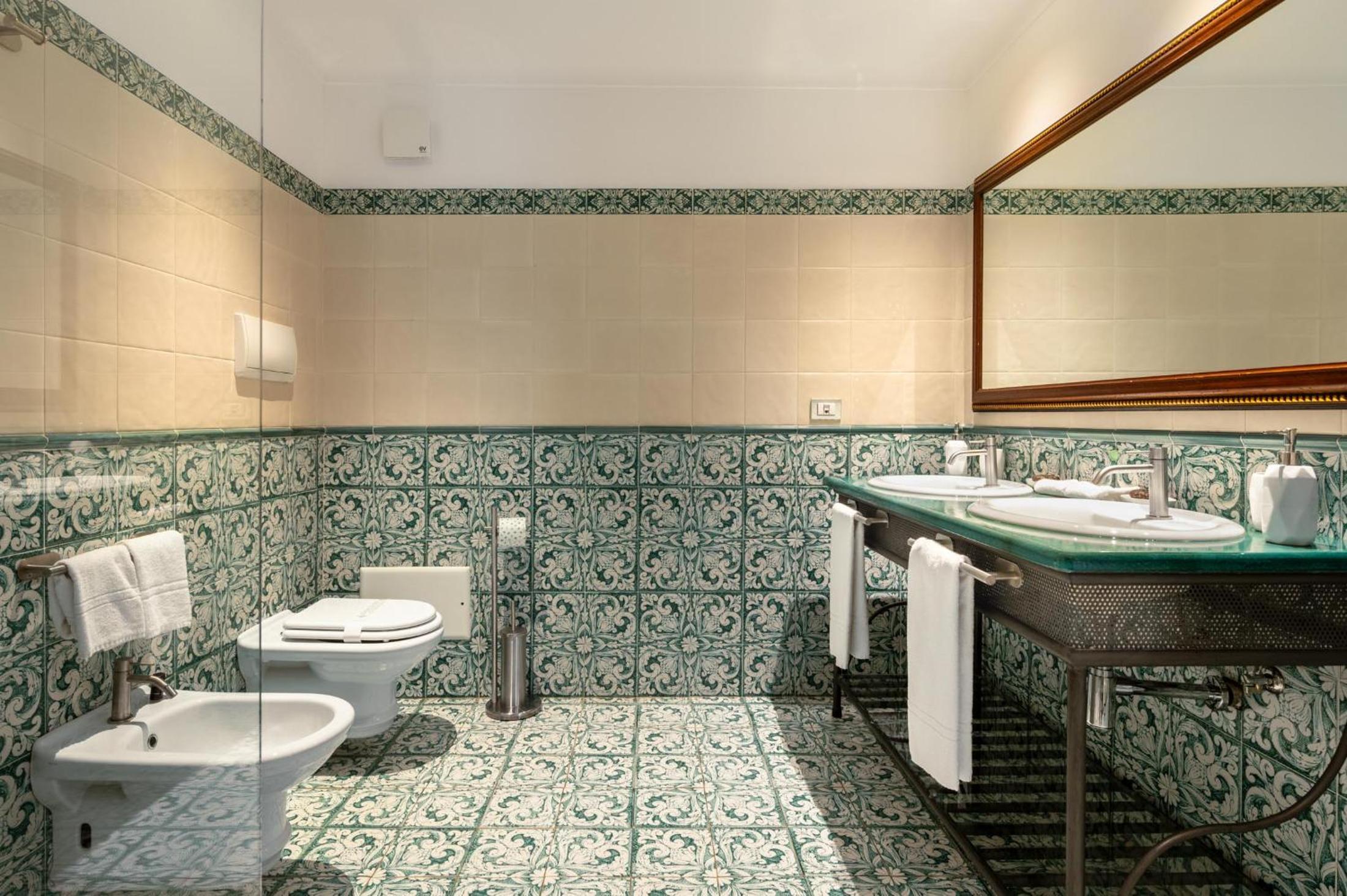 Suite - Photo 11