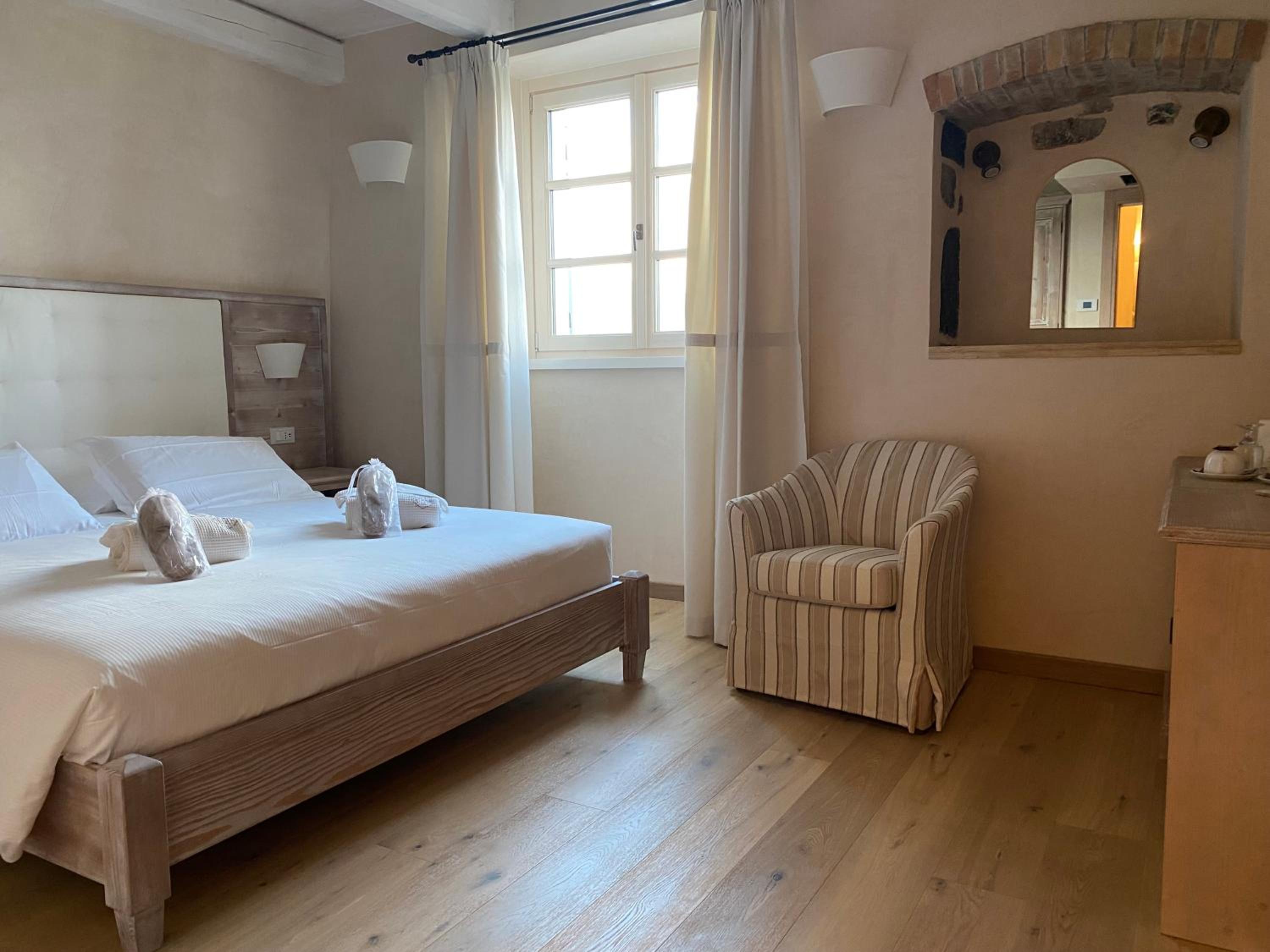 Deluxe Room - Photo 1