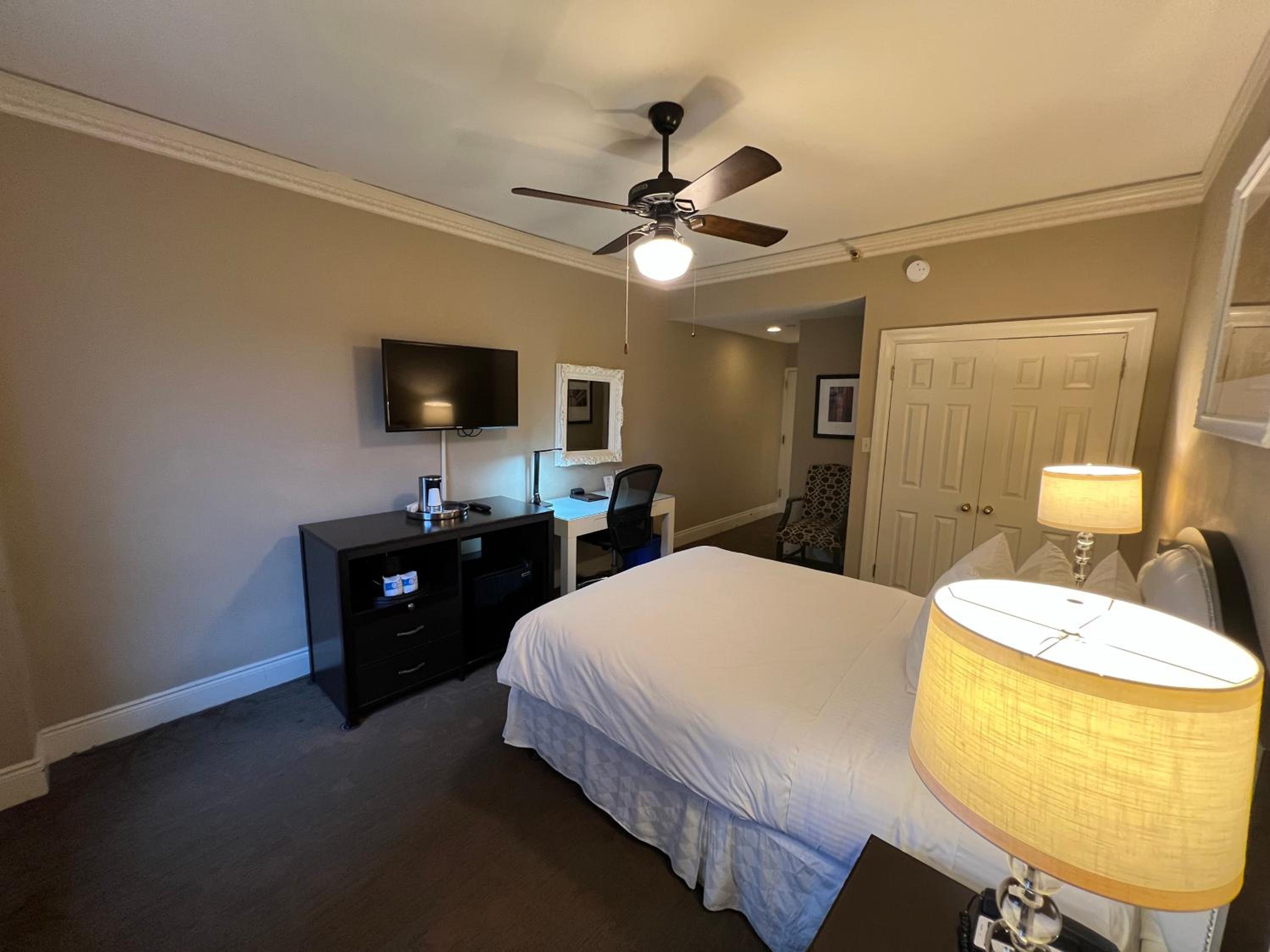 Deluxe Queen Room
