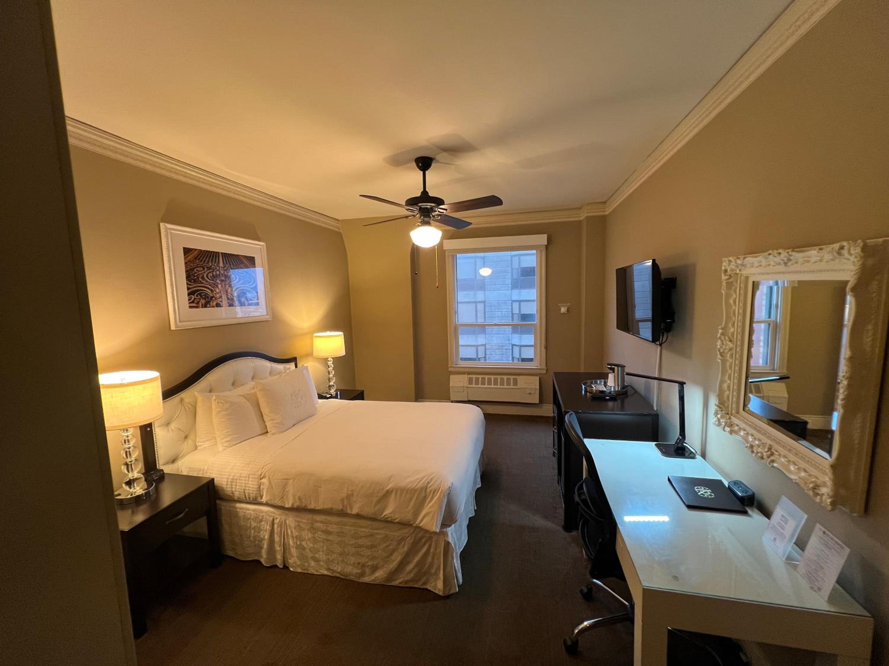 Deluxe Queen Room