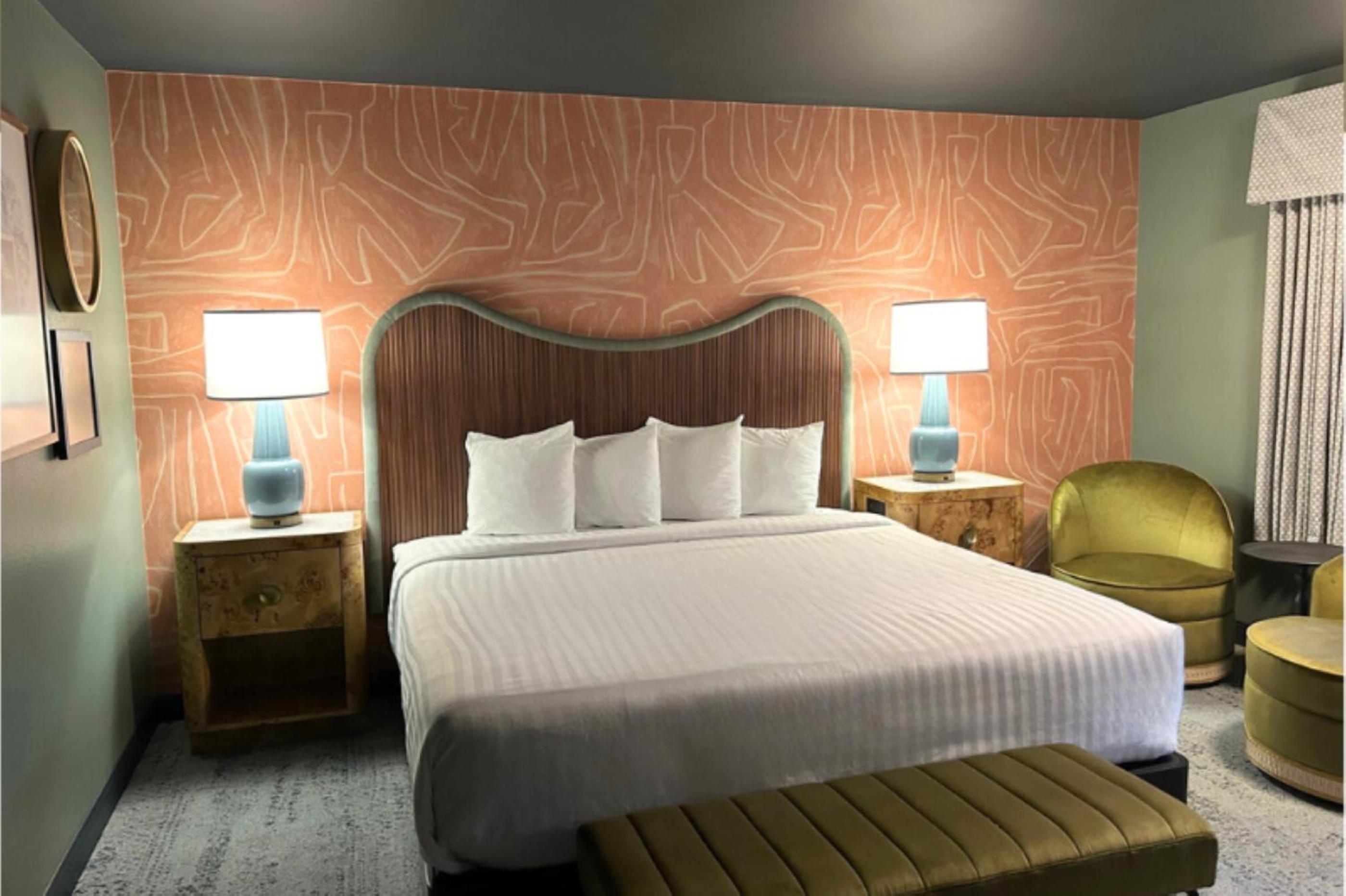 Deluxe King Room - Photo 2