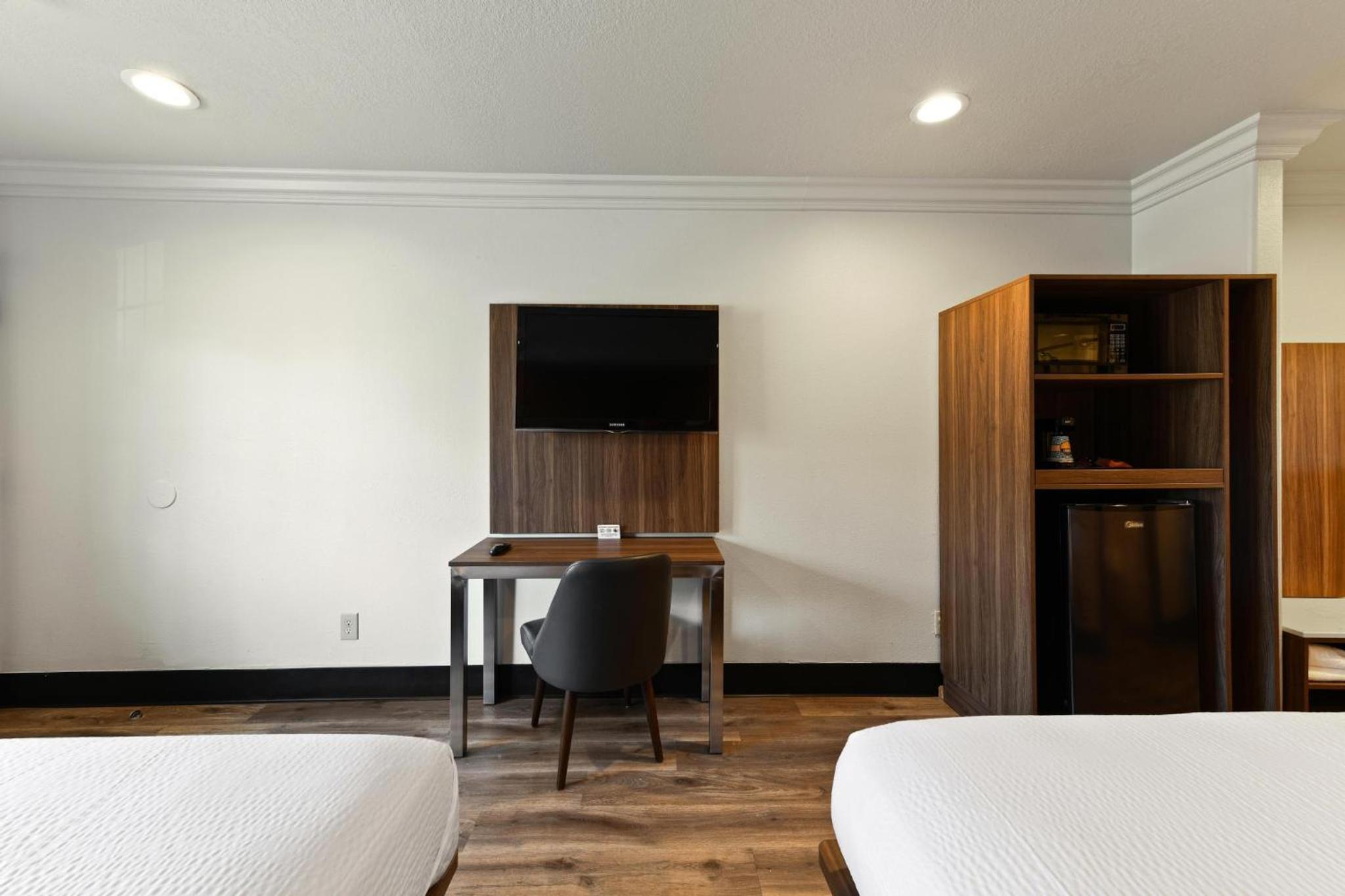 Queen Room with Two Queen Beds - Photo 16