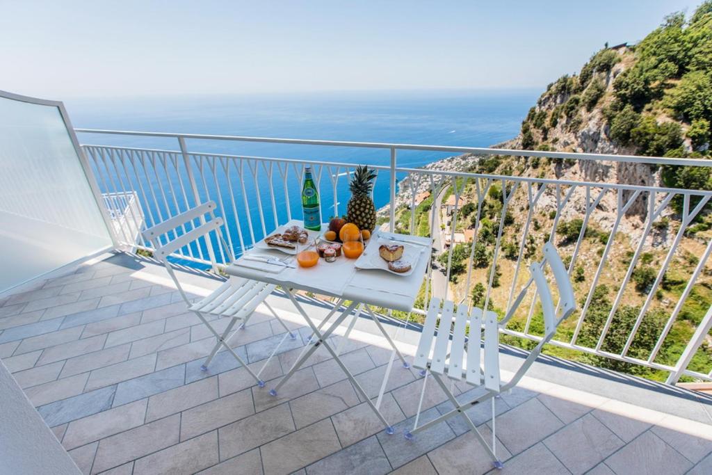 Deluxe Double Room with Balcony - Photo 16