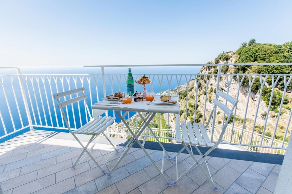 Deluxe Double Room with Balcony - Photo 18