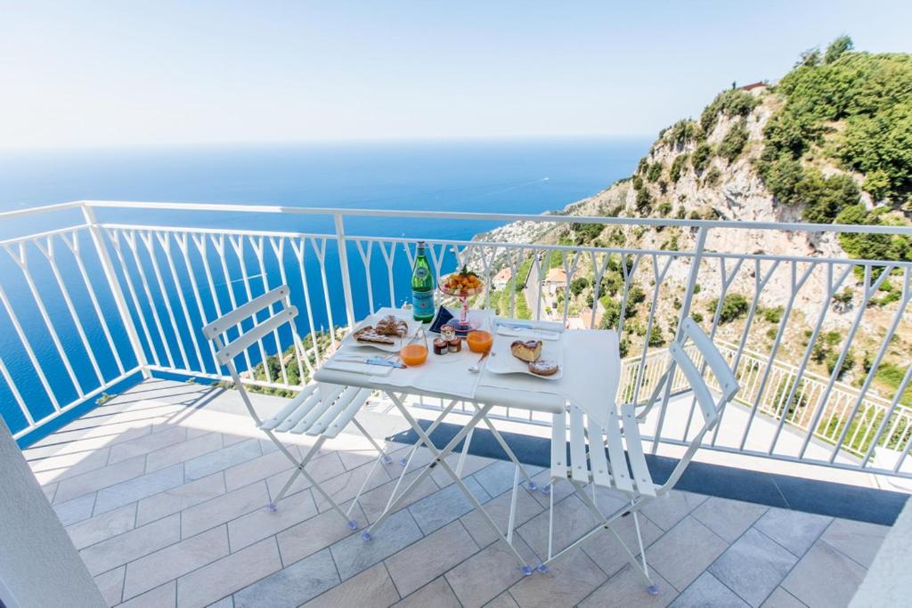 Deluxe Double Room with Balcony - Photo 3