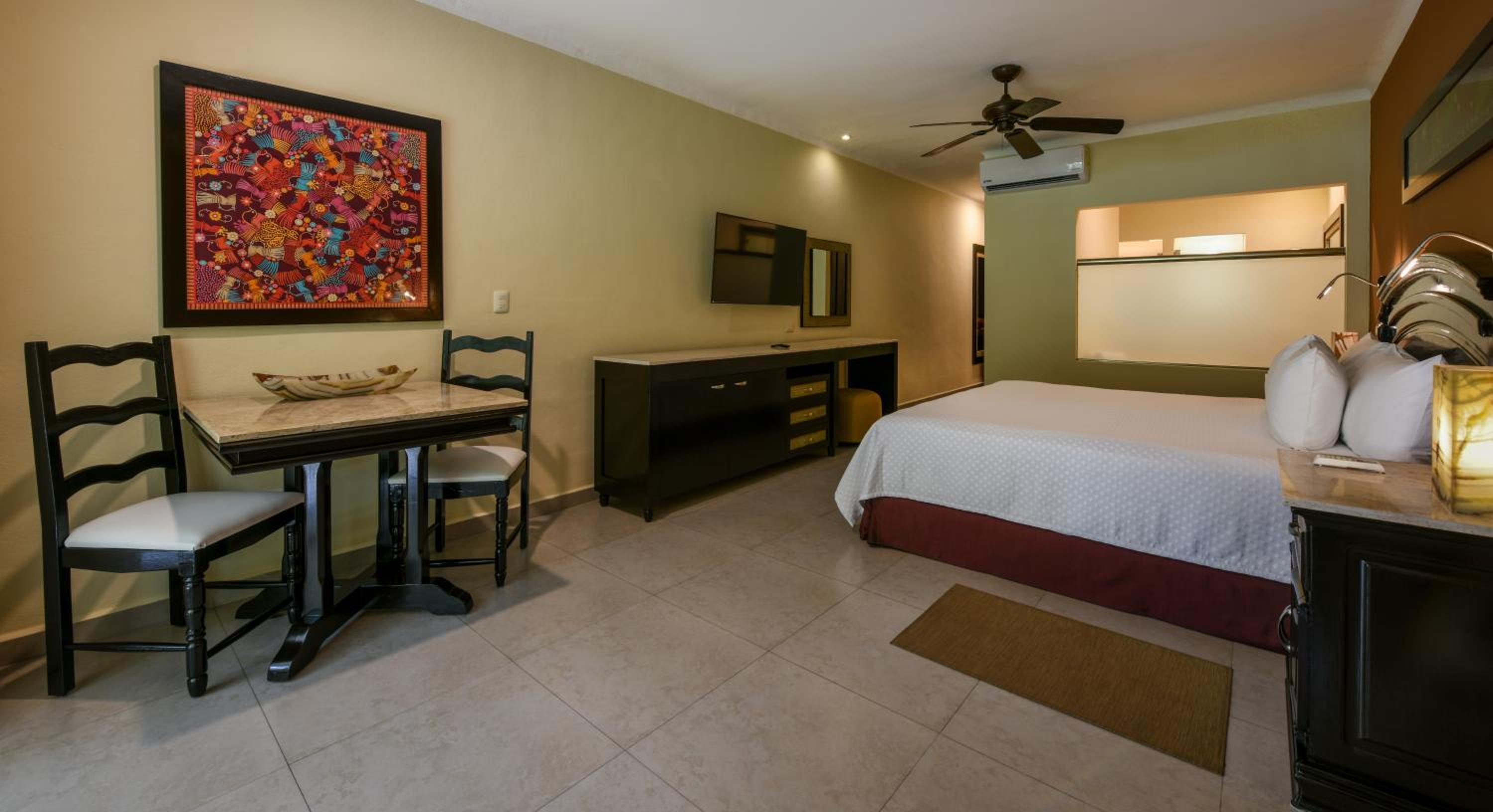 Swim Up Junior Suite