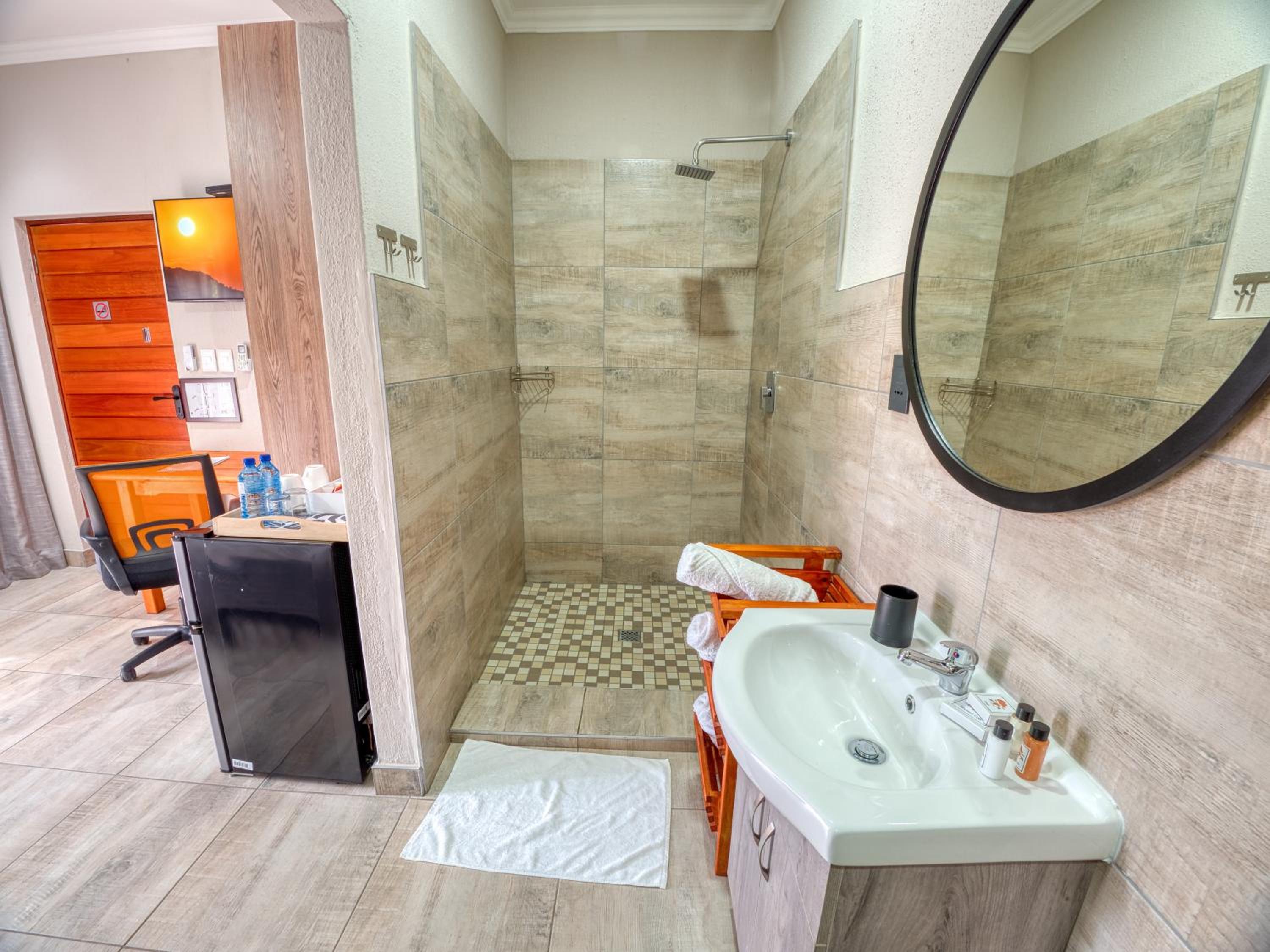 Double Room with Balcony - Photo 5