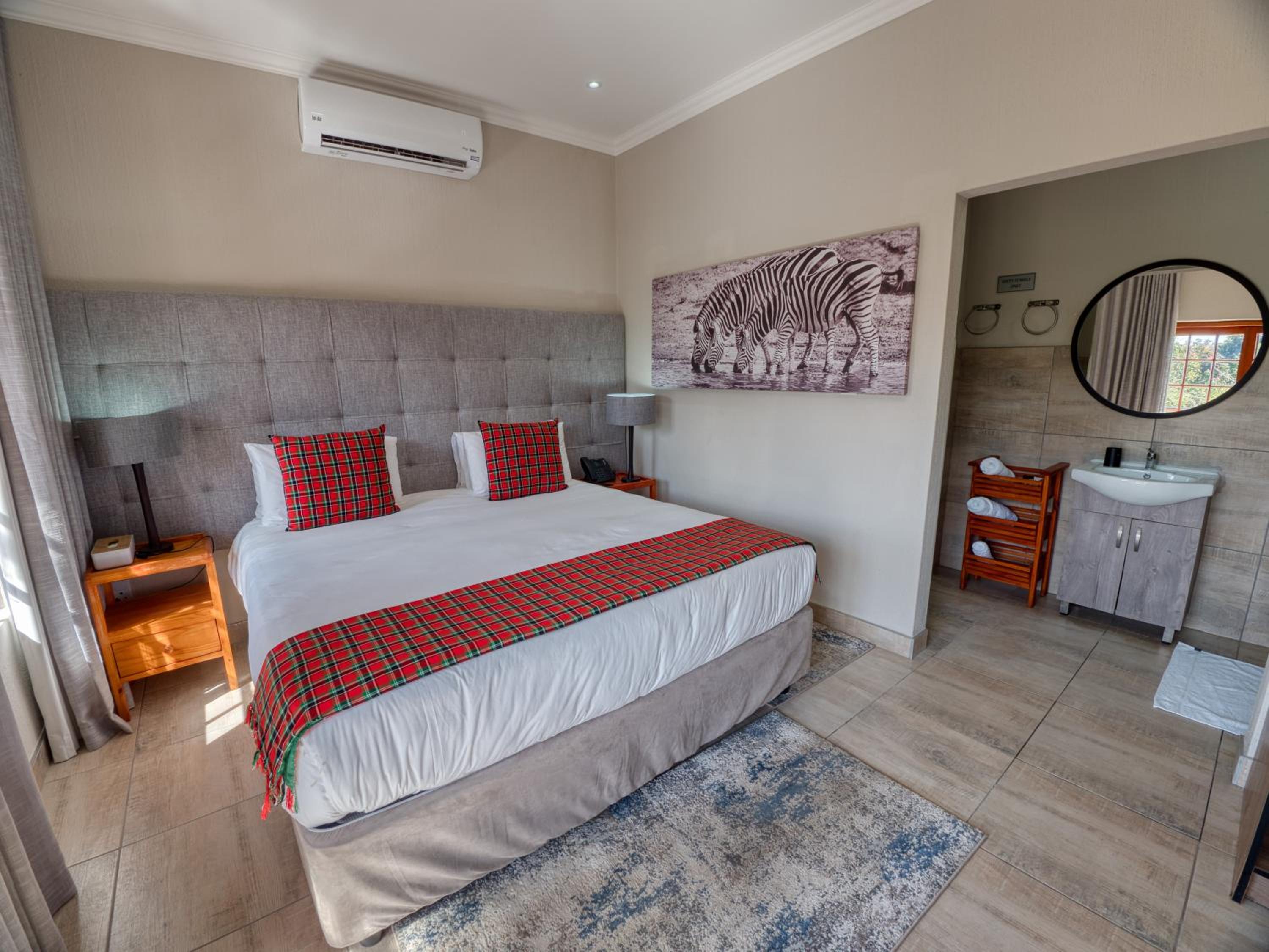 Double Room with Balcony - Photo 3