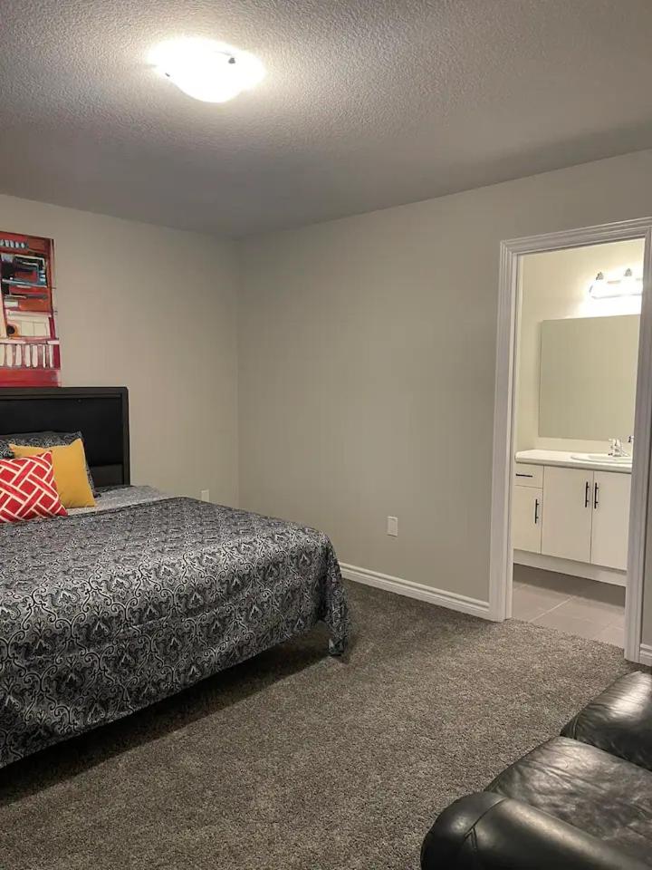 Five-Bedroom House photo 3
