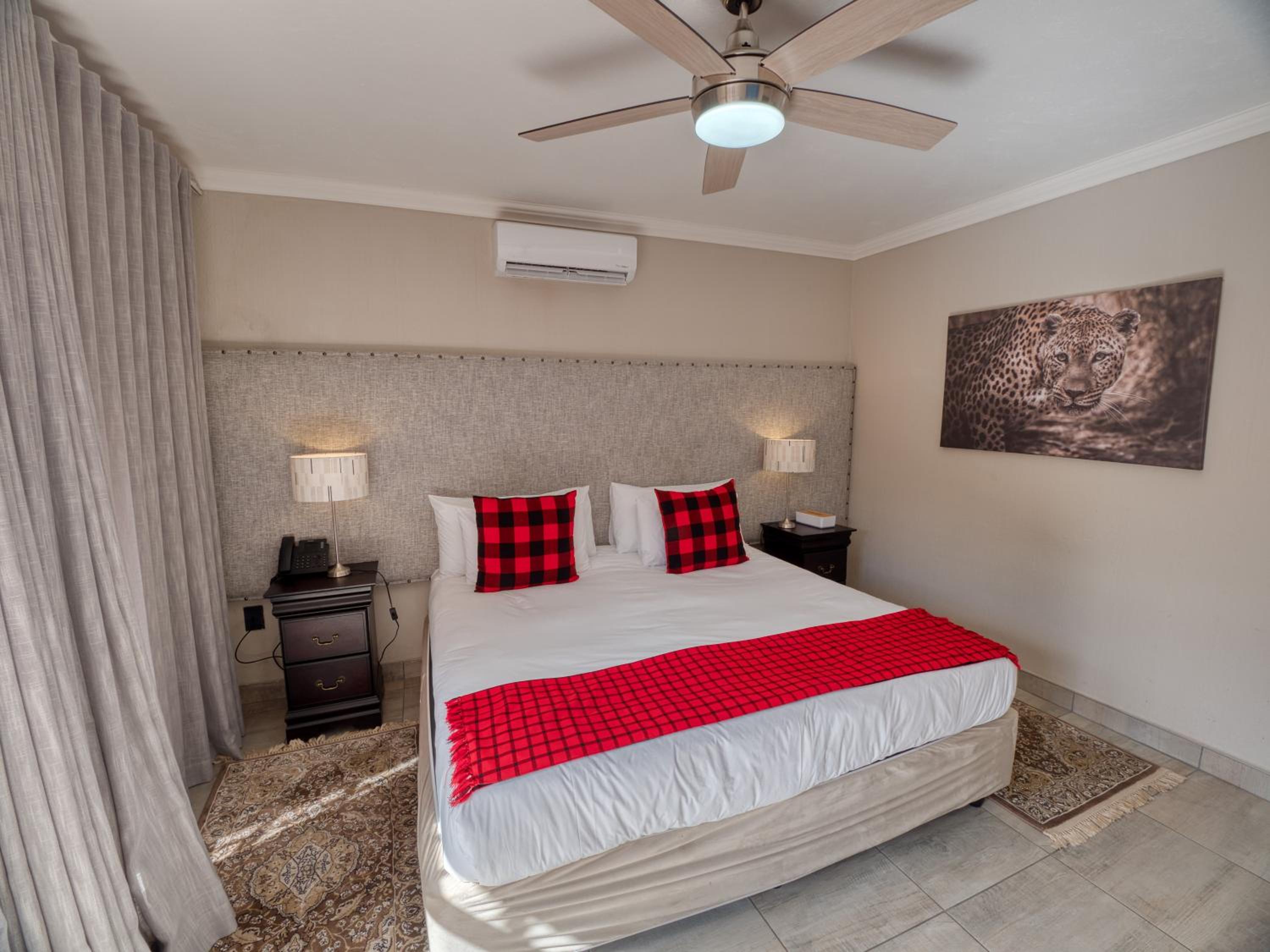 Queen Room with Balcony photo 3