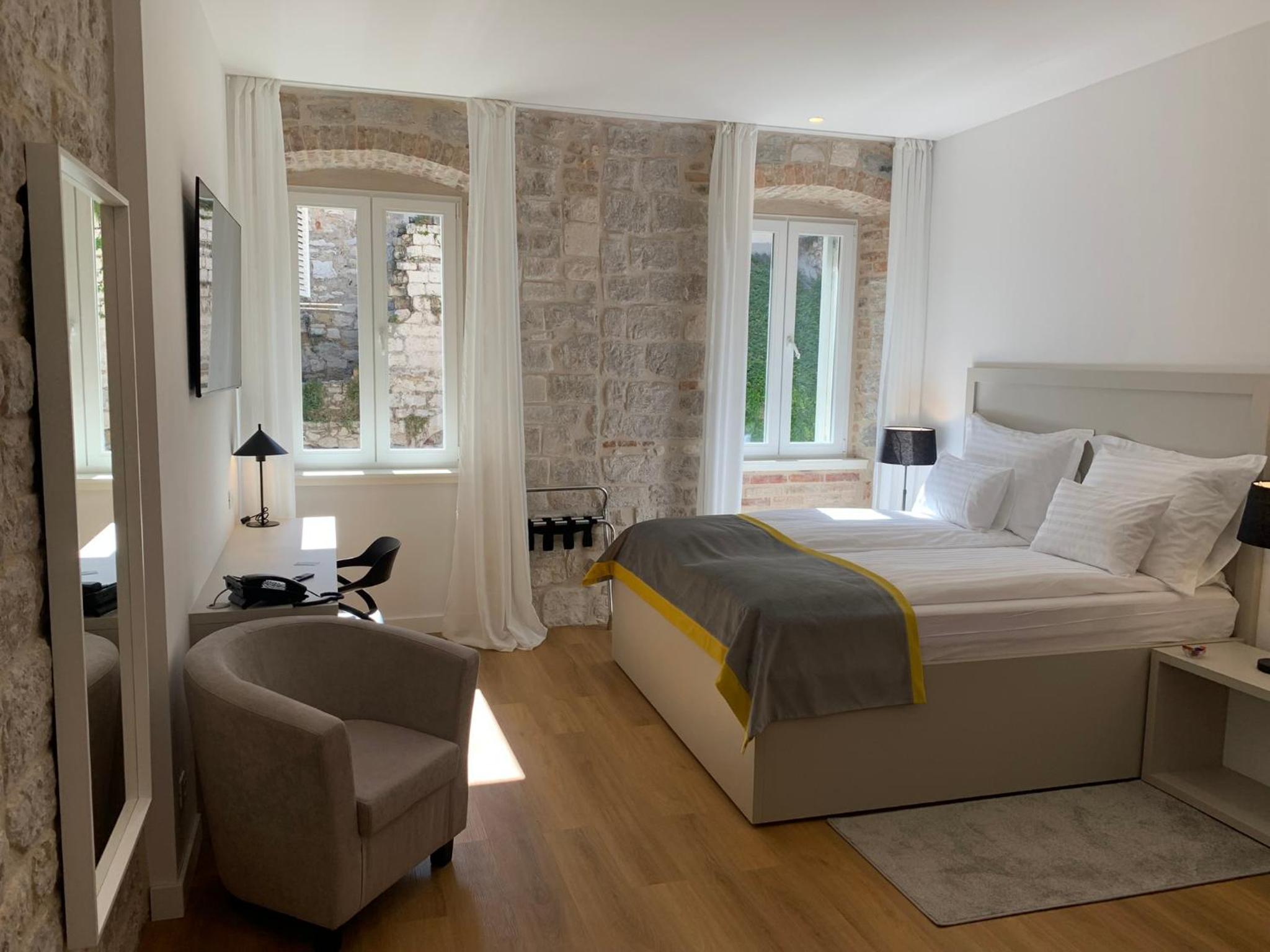 Deluxe Queen Suite