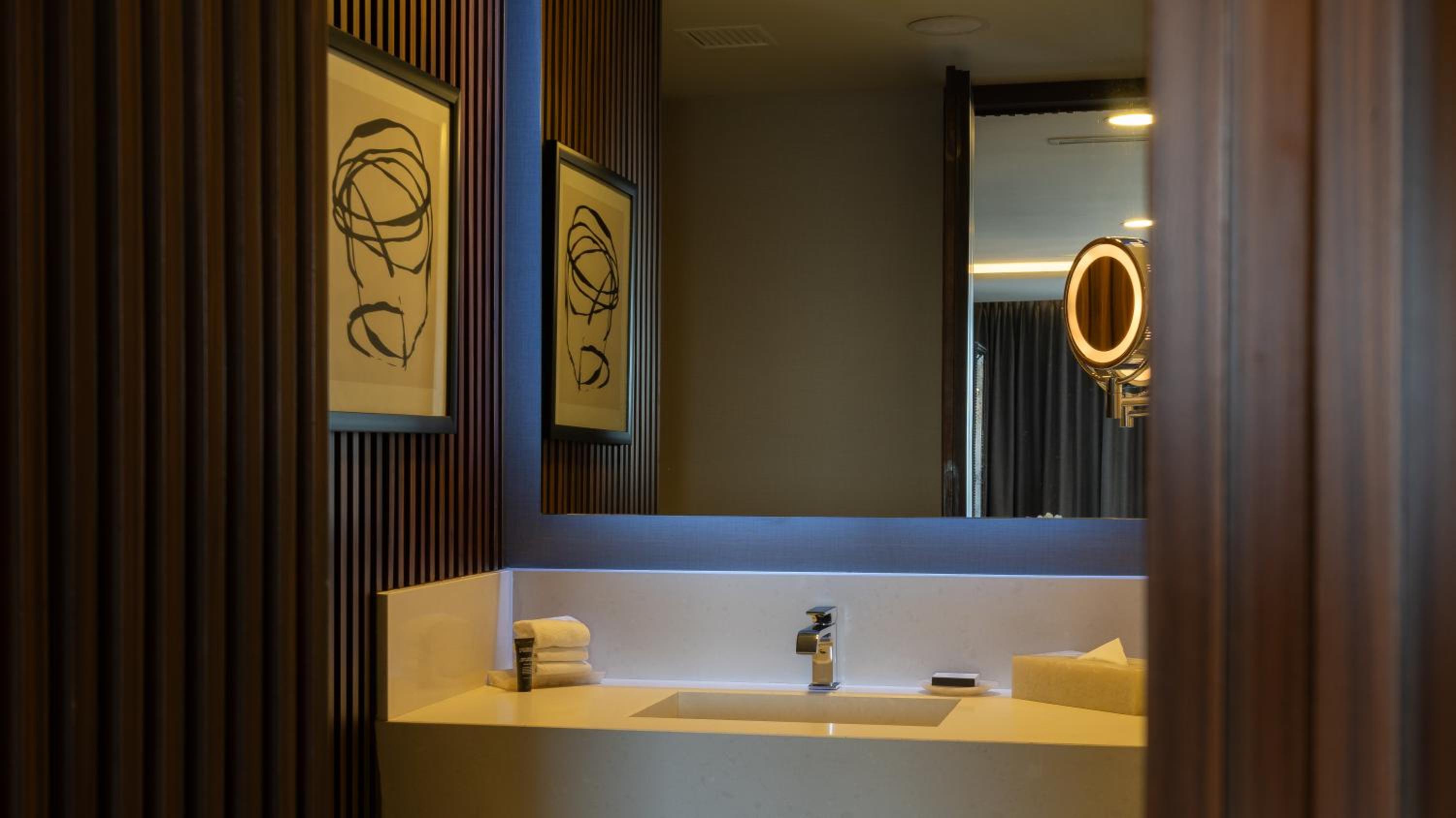 Junior King Suite with City View - Photo 8
