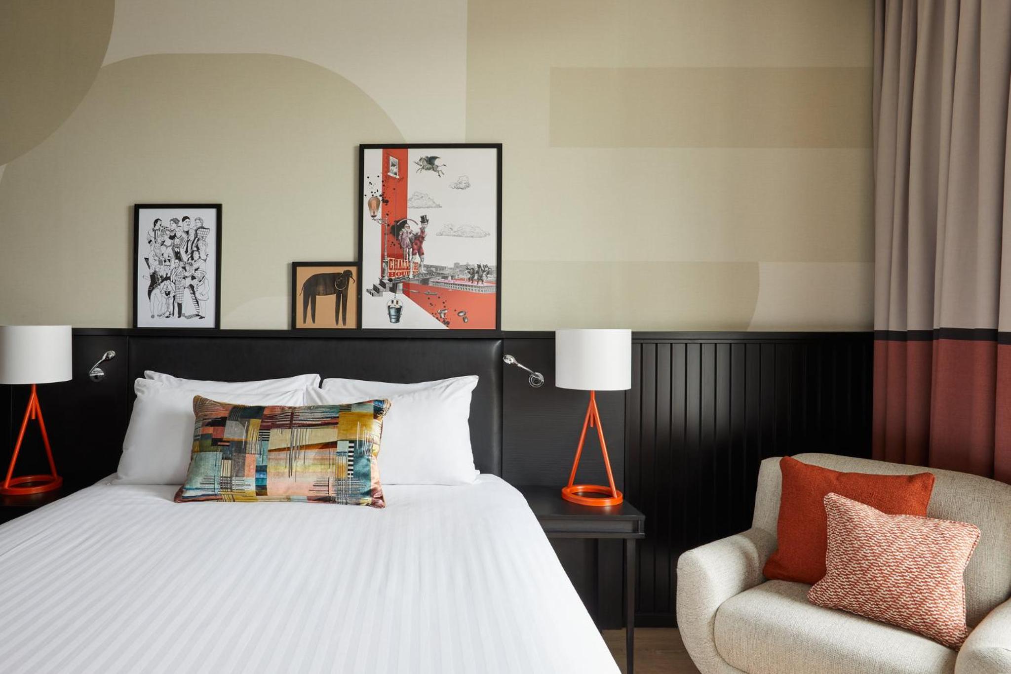 Standard King Room with City View - Photo 4