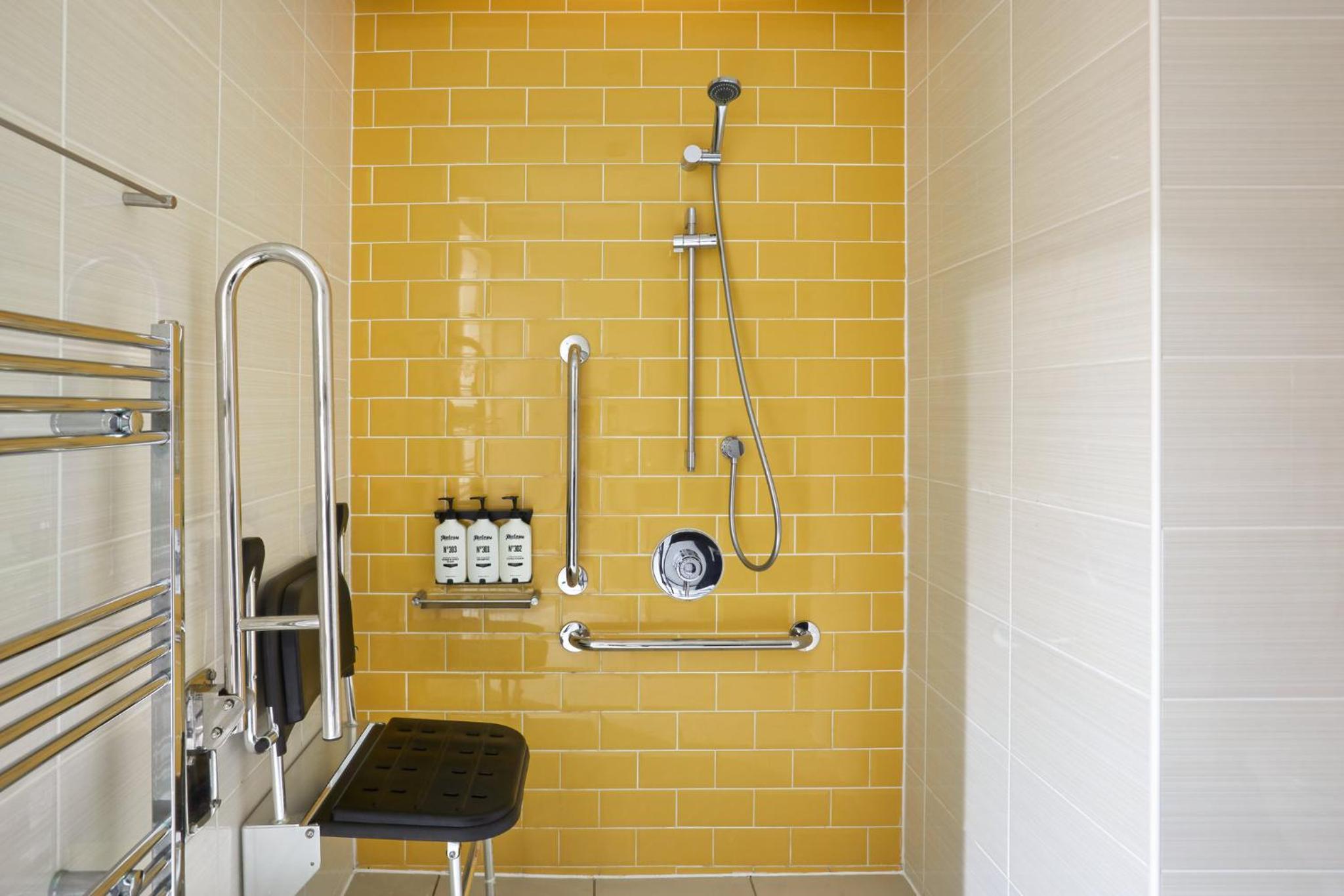 Premium King Room - Disability Access - Photo 5