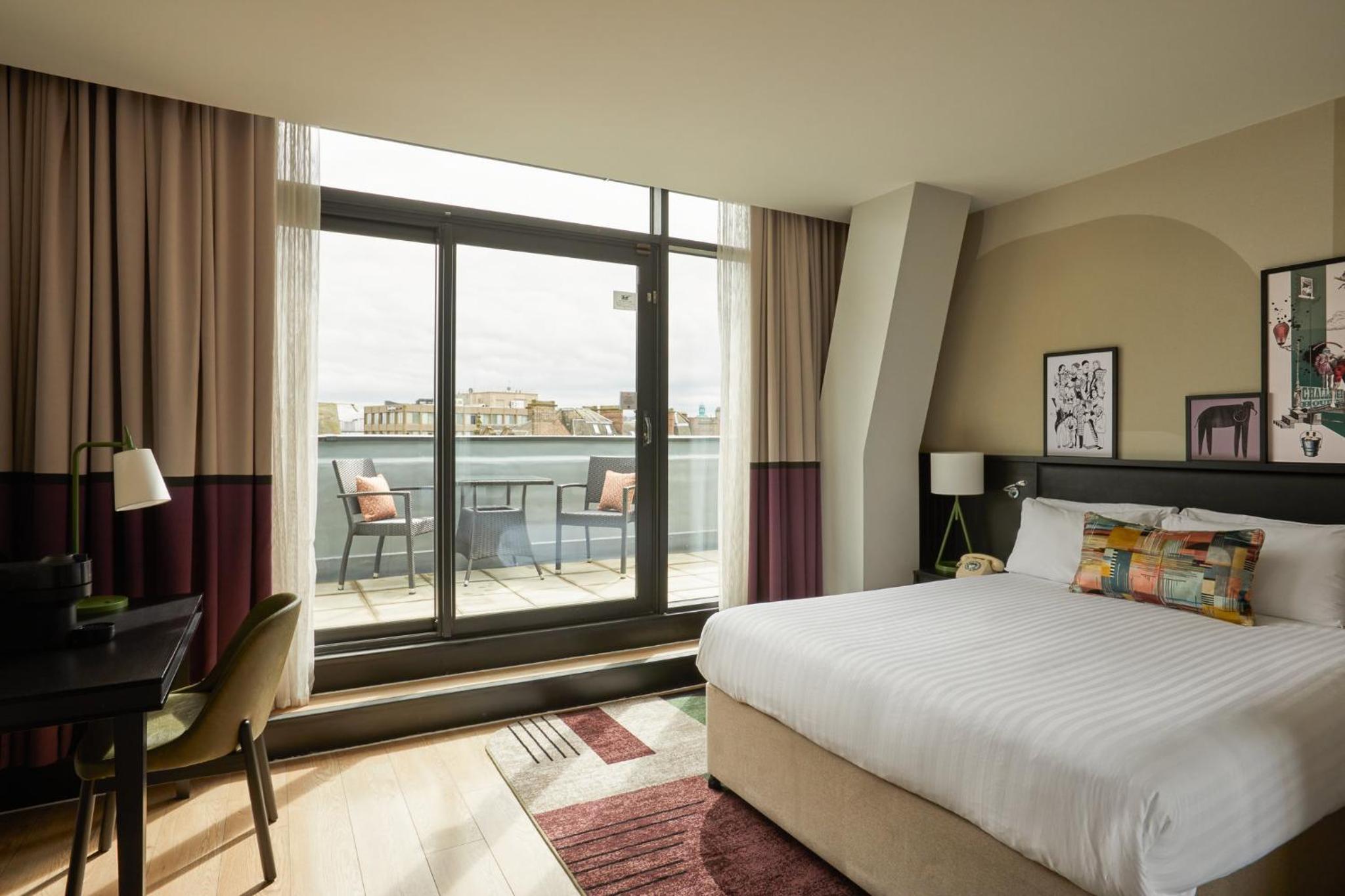 Standard King Room with Balcony and City View - Photo 4