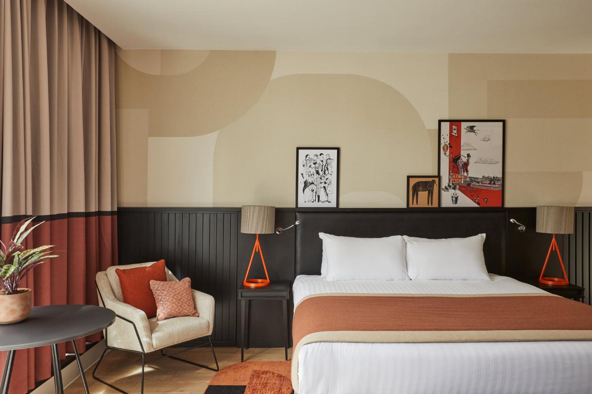 Premium Corner King Room with Balcony and City View - Photo 3
