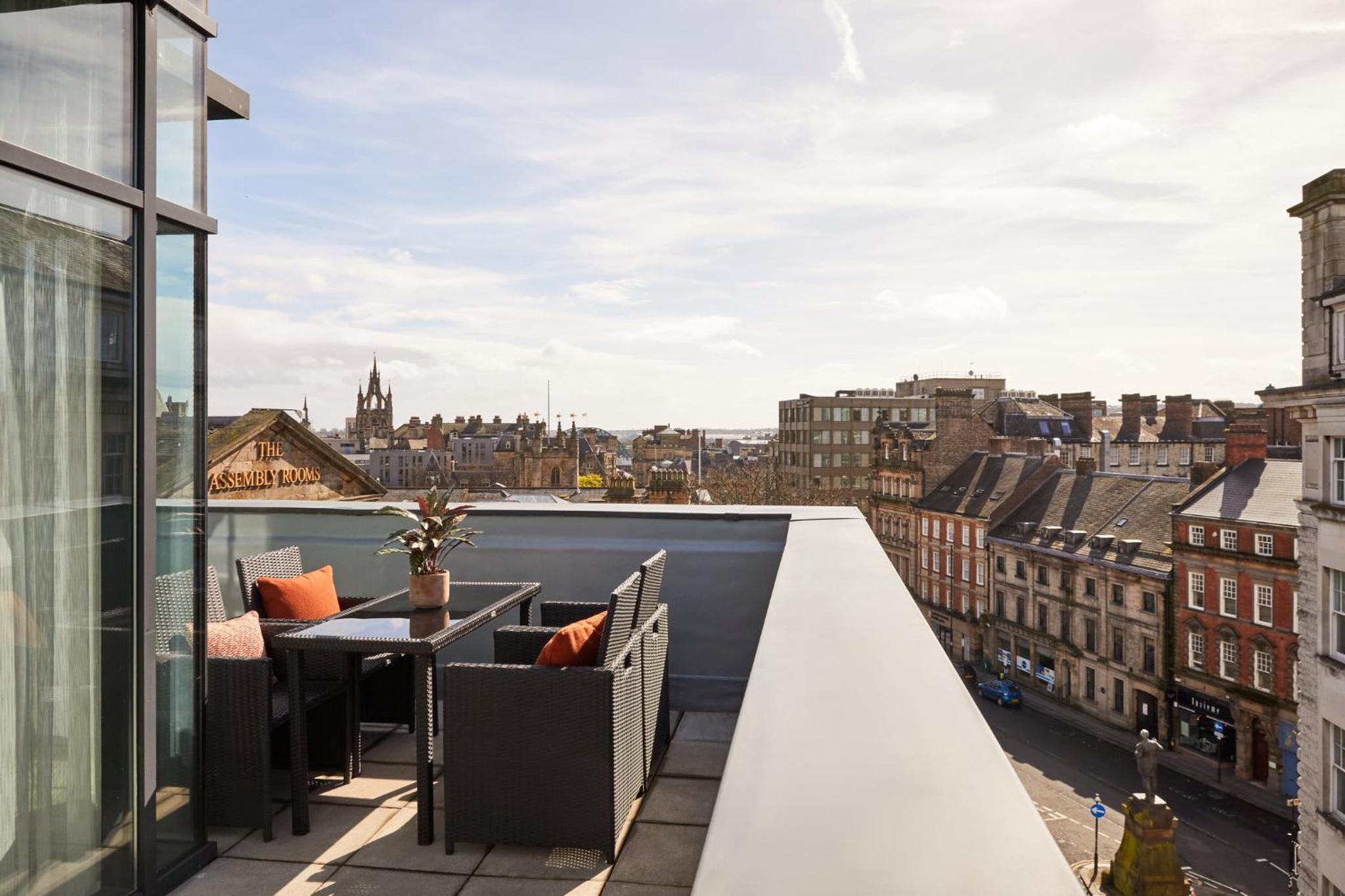 Premium Corner King Room with Balcony and City View - Photo 7