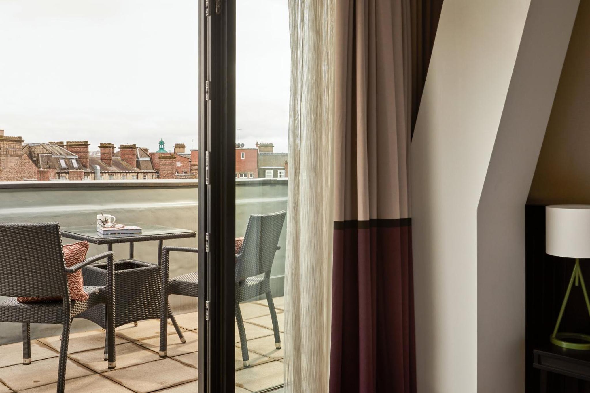 Standard King Room with Balcony and City View - Photo 3