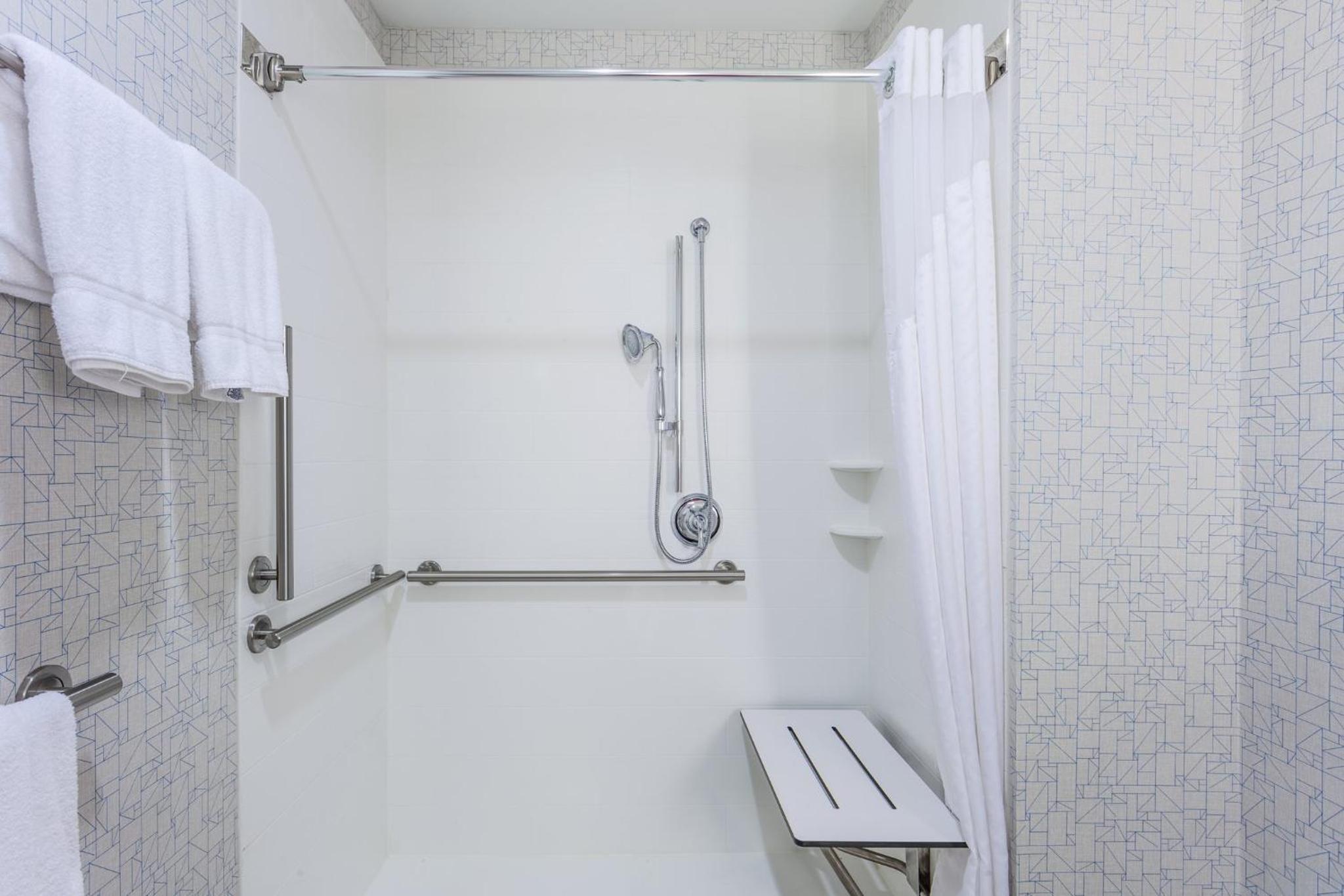 Standard King Room with Sofa Bed and Tub - Mobility Accessible  - Photo 2