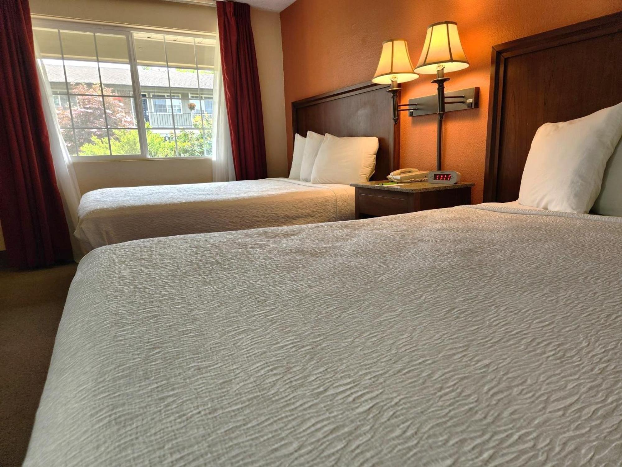 Queen Room with Garden View - Photo 3