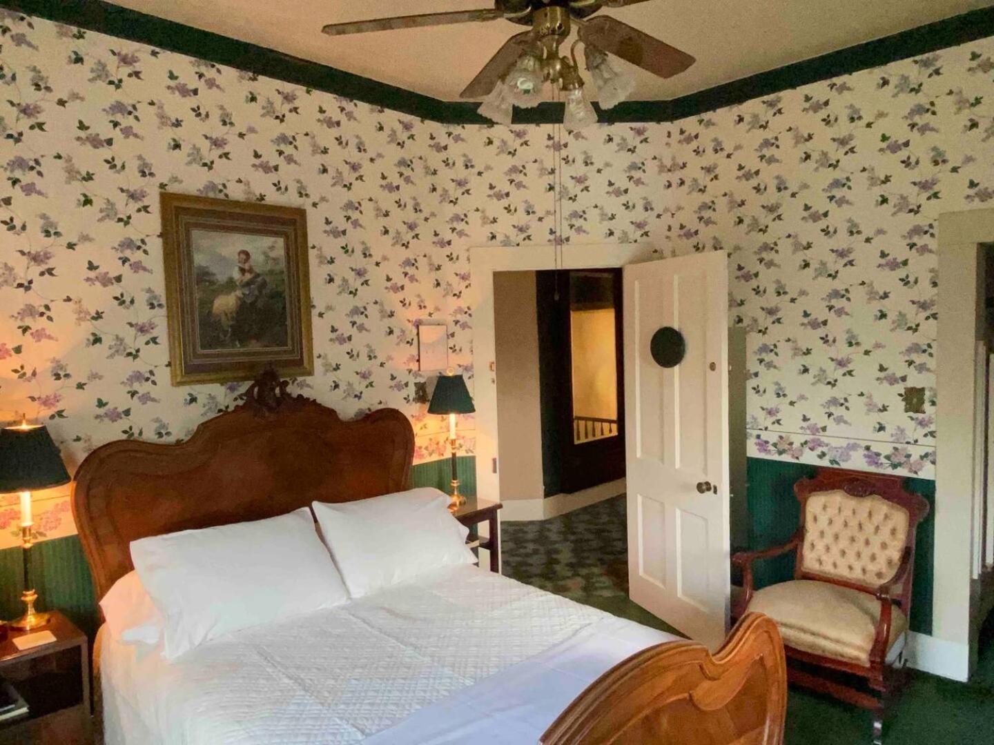Suite with Balcony - Photo 4