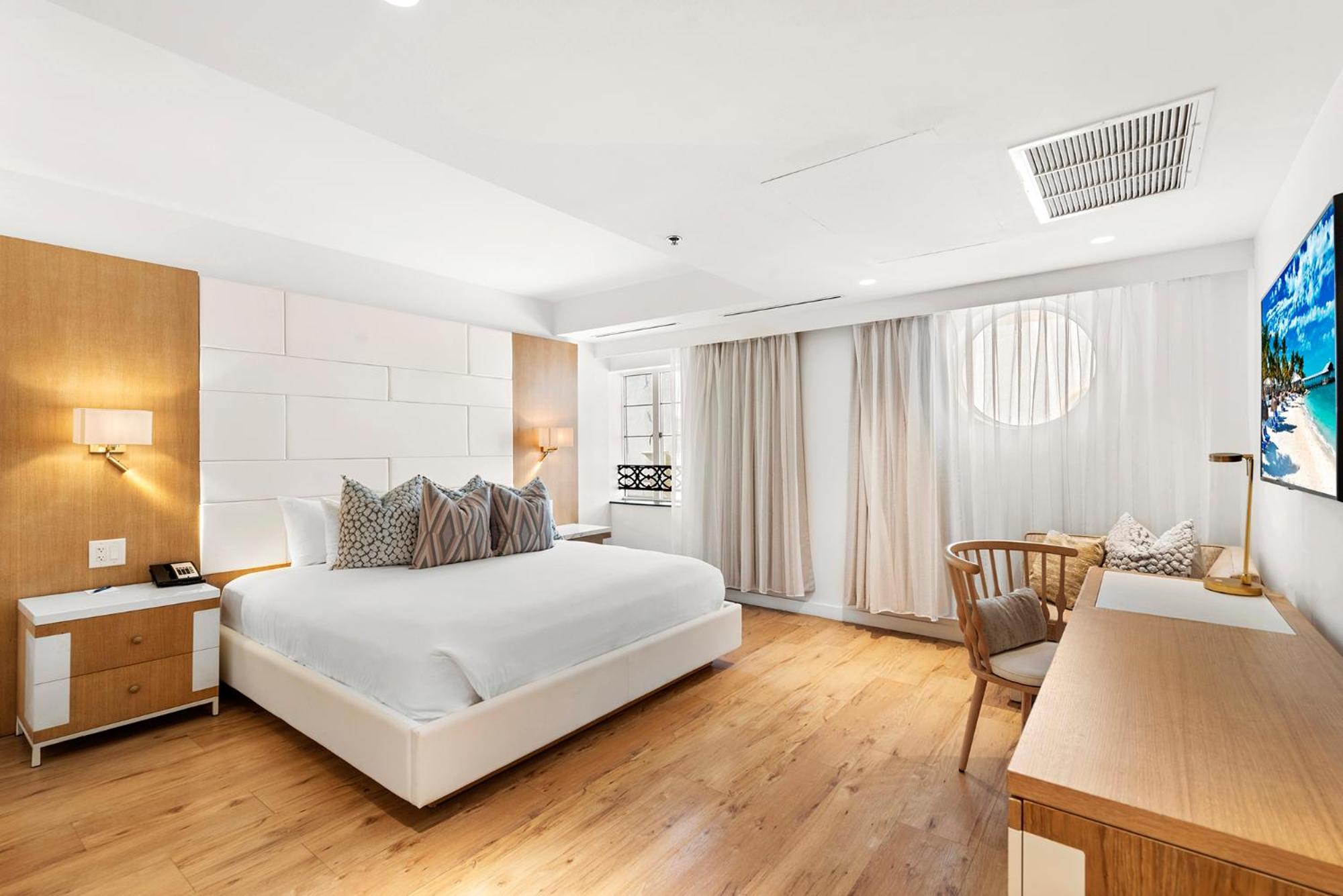 Deluxe Superior with Bathtub - Photo 5