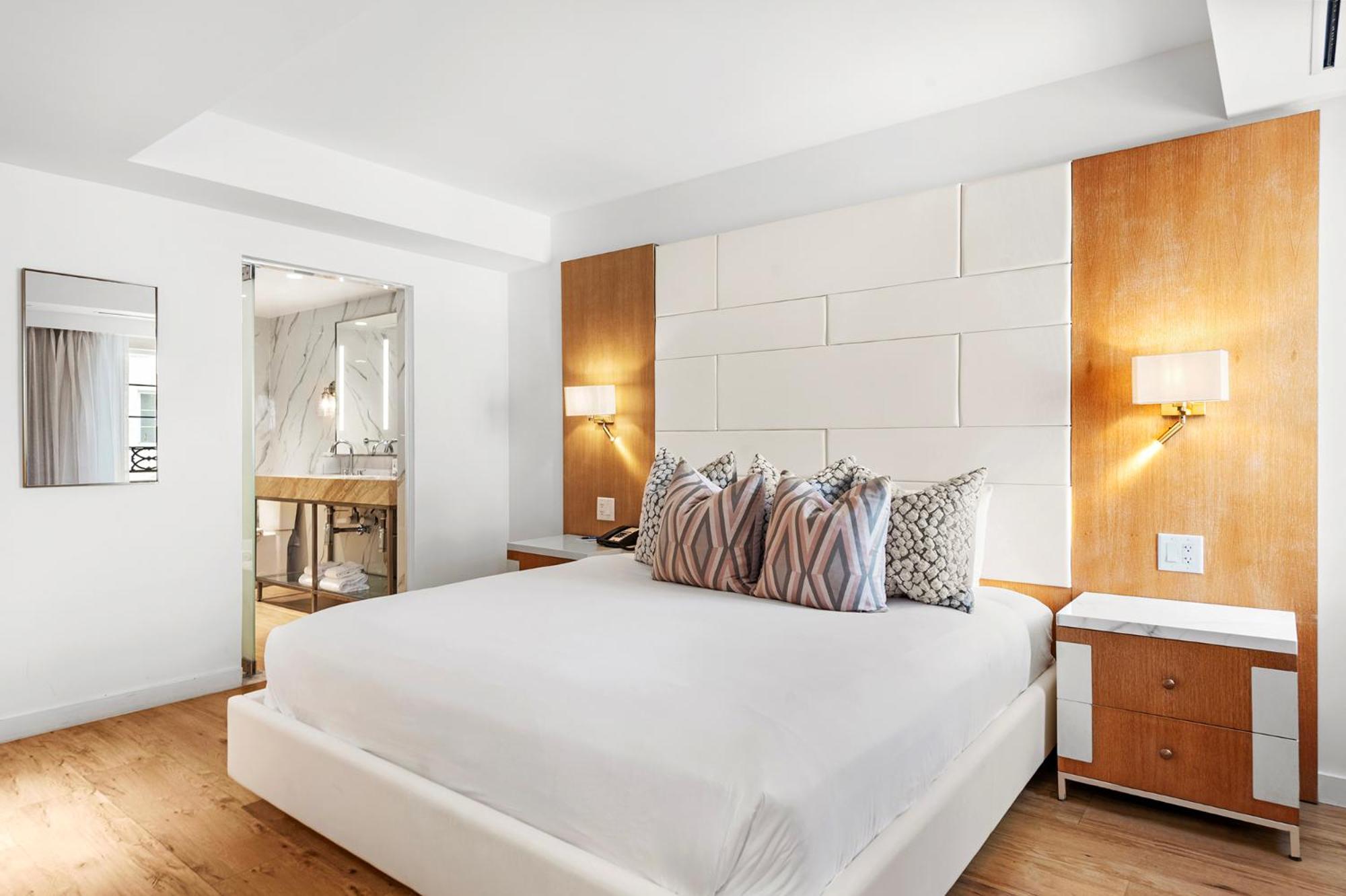 Deluxe Superior with Bathtub - Photo 6