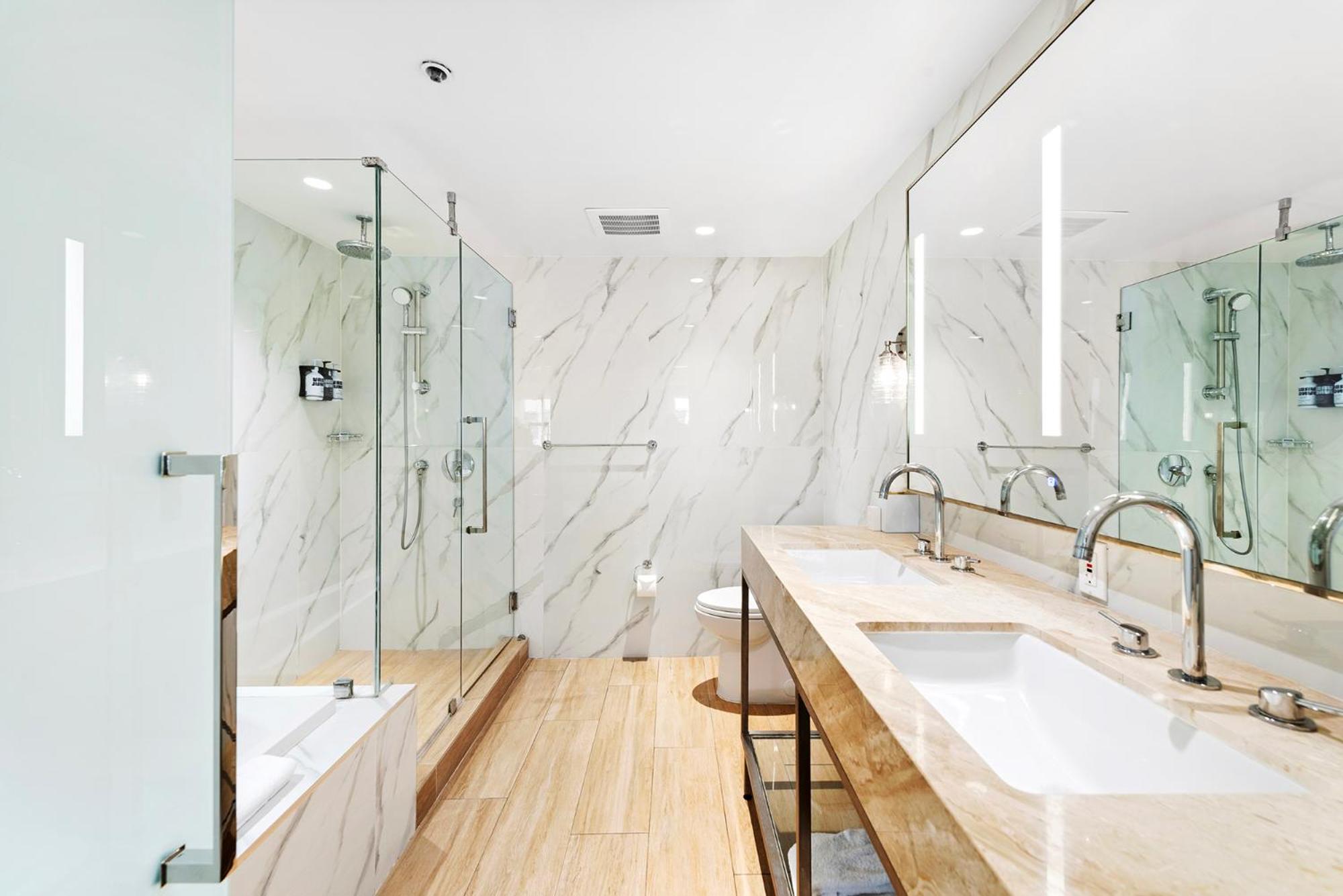 Deluxe Superior with Bathtub - Photo 7