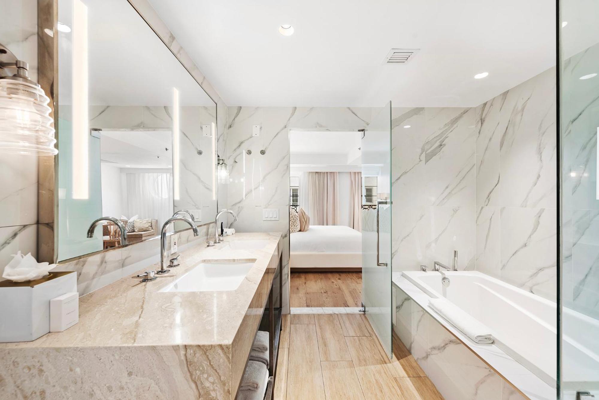 Deluxe Superior with Bathtub - Photo 8