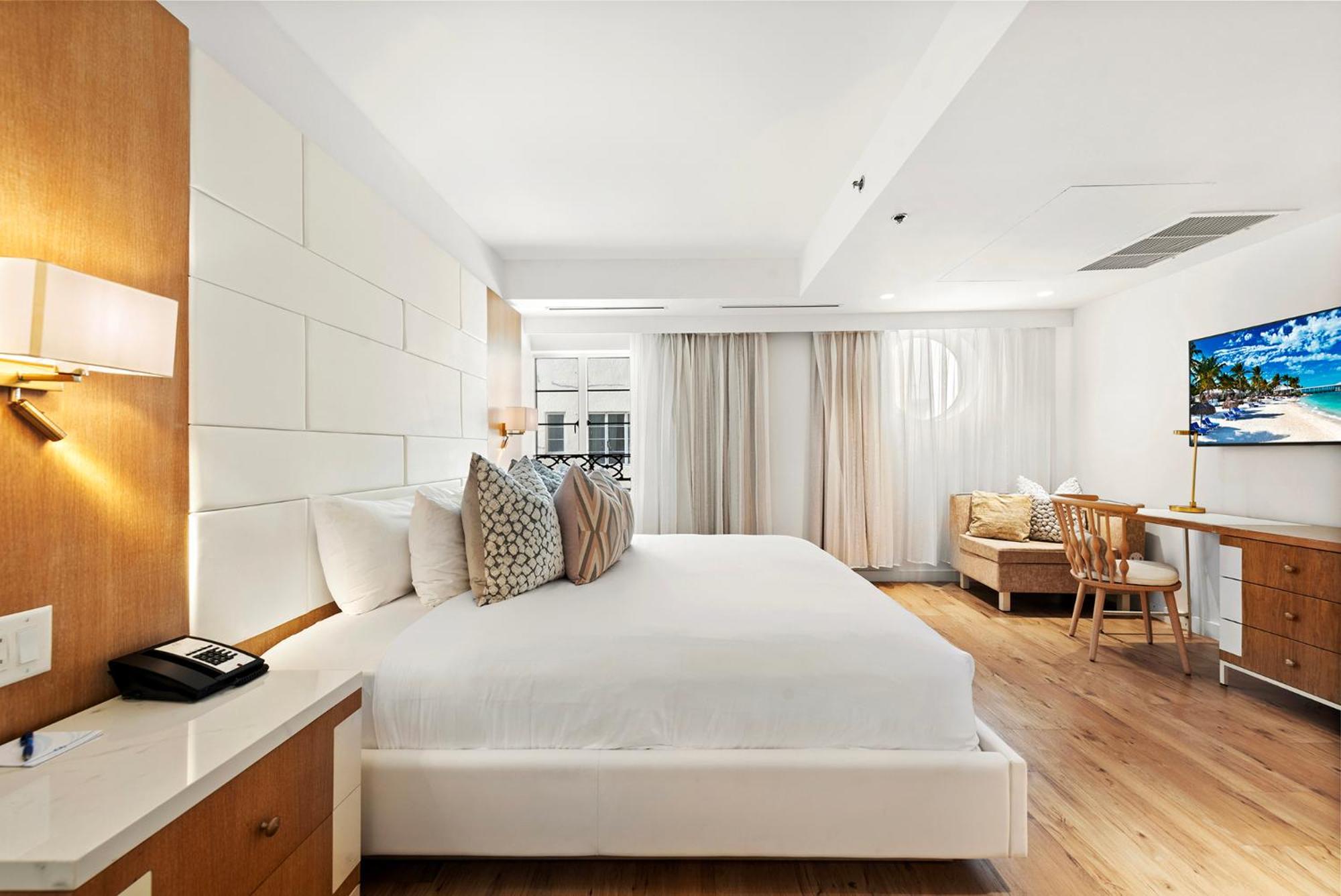 Deluxe Superior with Bathtub - Photo 16