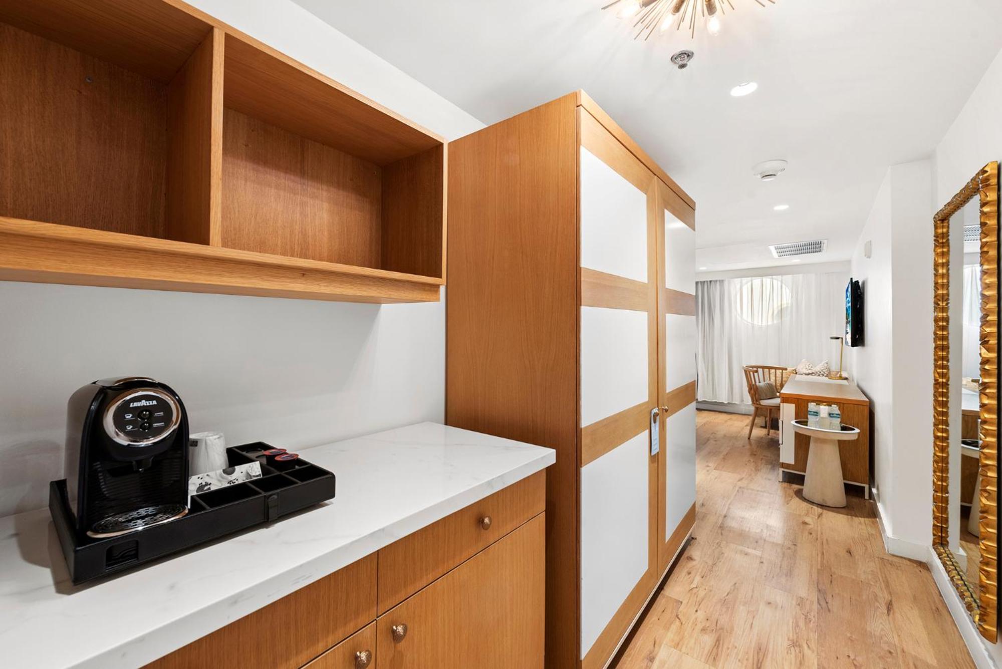Deluxe Superior with Bathtub - Photo 4