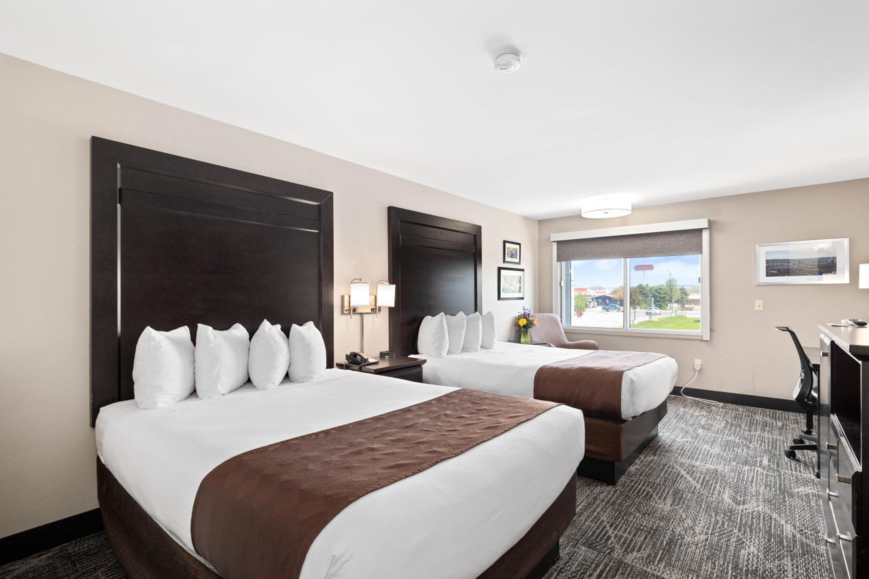 Queen Room with Two Queen Beds - Photo 2
