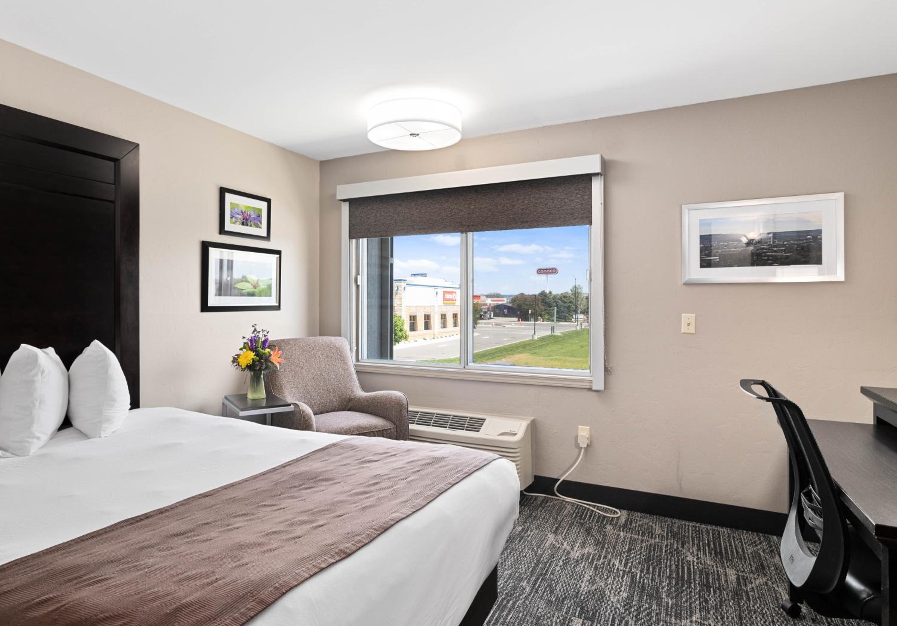 Queen Room with Two Queen Beds - Photo 4