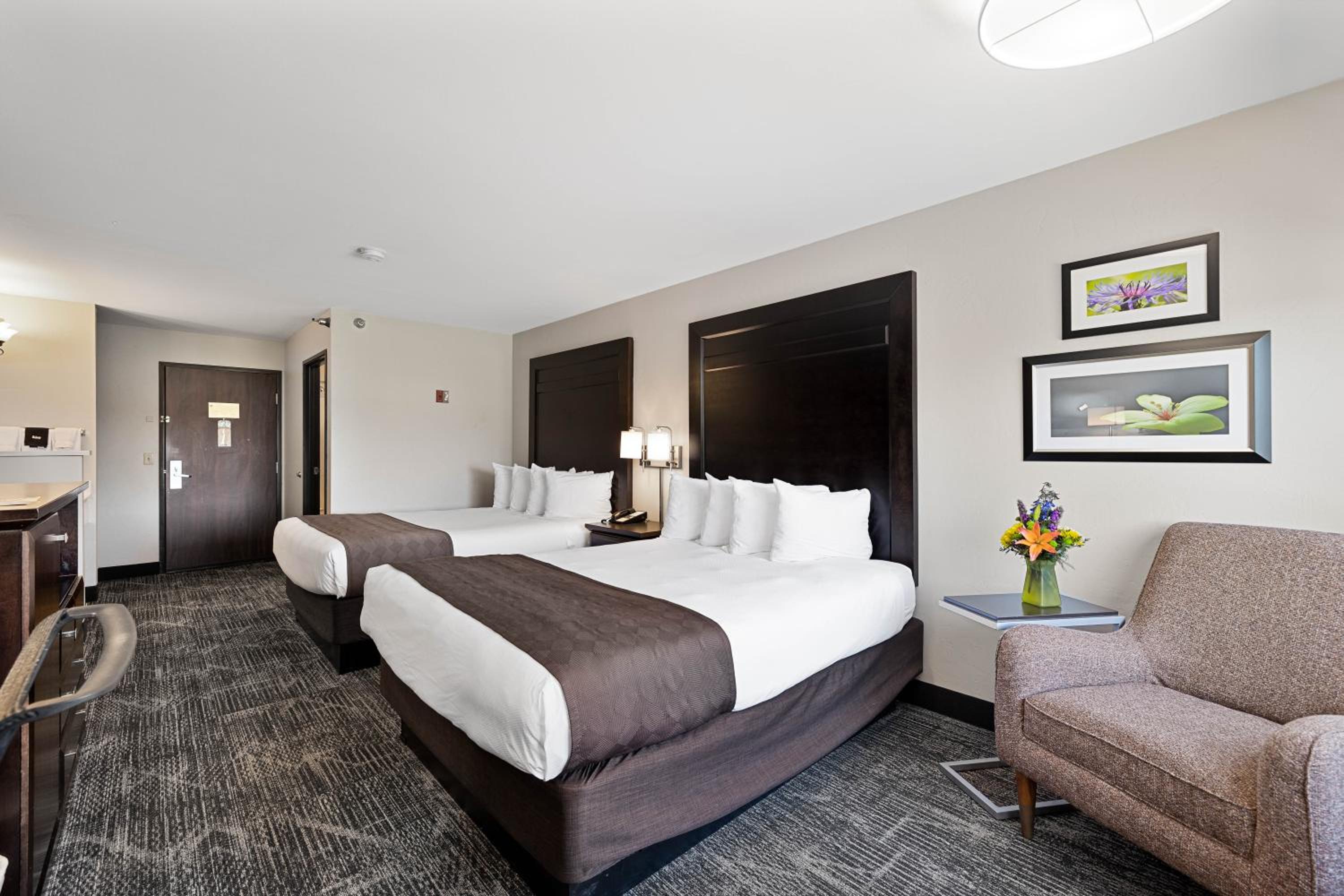 Queen Room with Two Queen Beds - Photo 5
