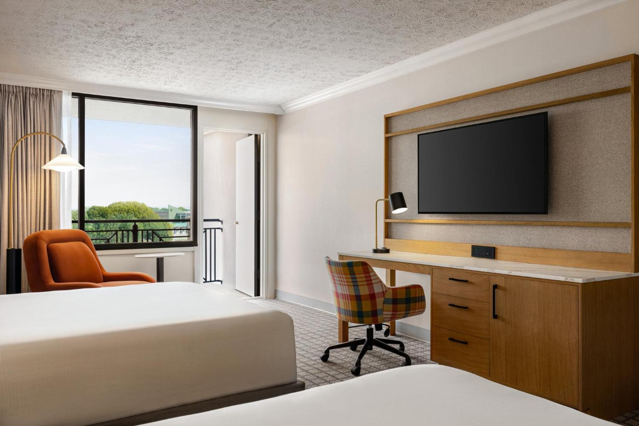 Standard Queen Room with Two Queen Beds and Balcony - Photo 5