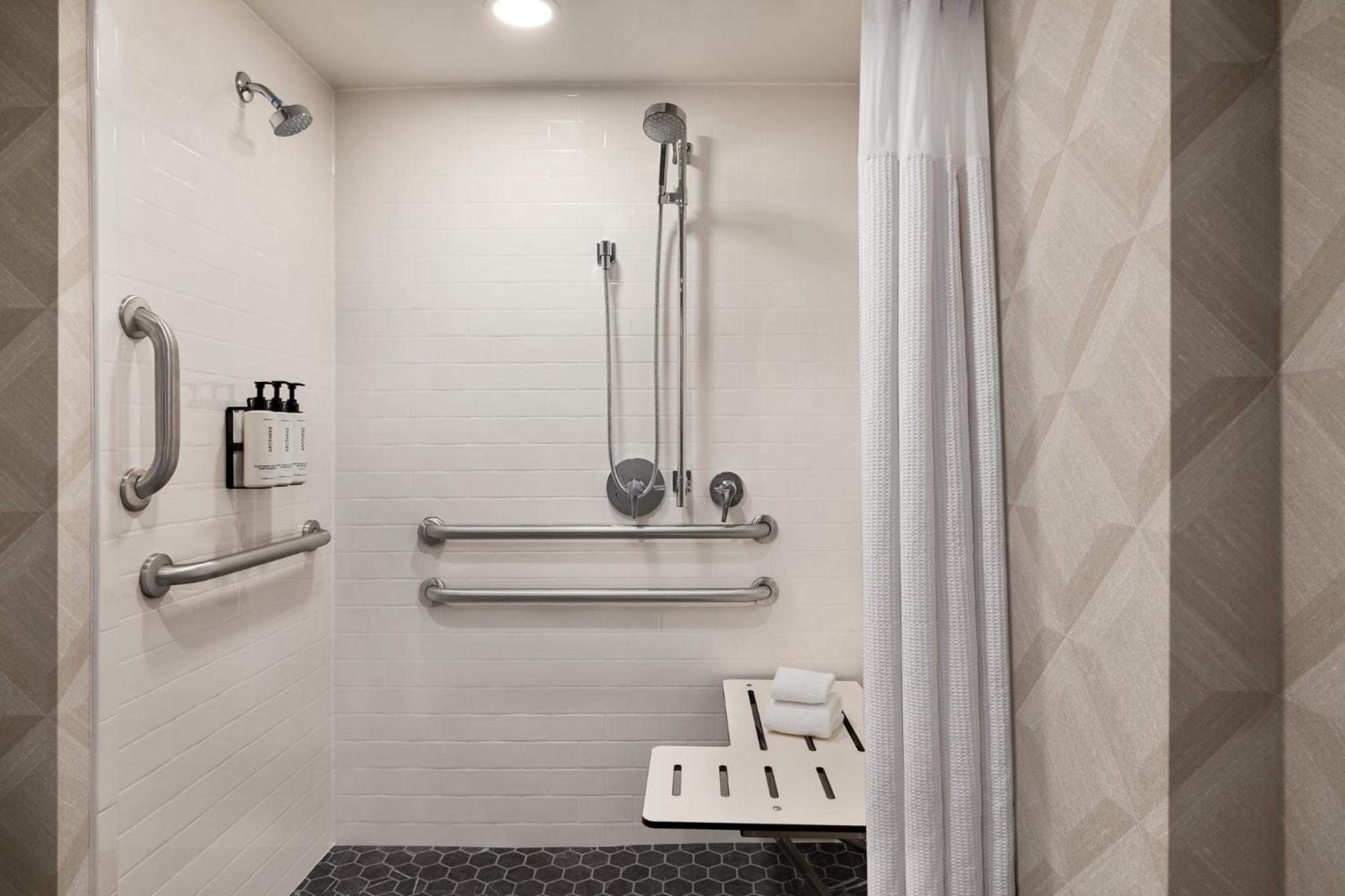Junior King Suite - Communications and Mobility Accessible photo 2