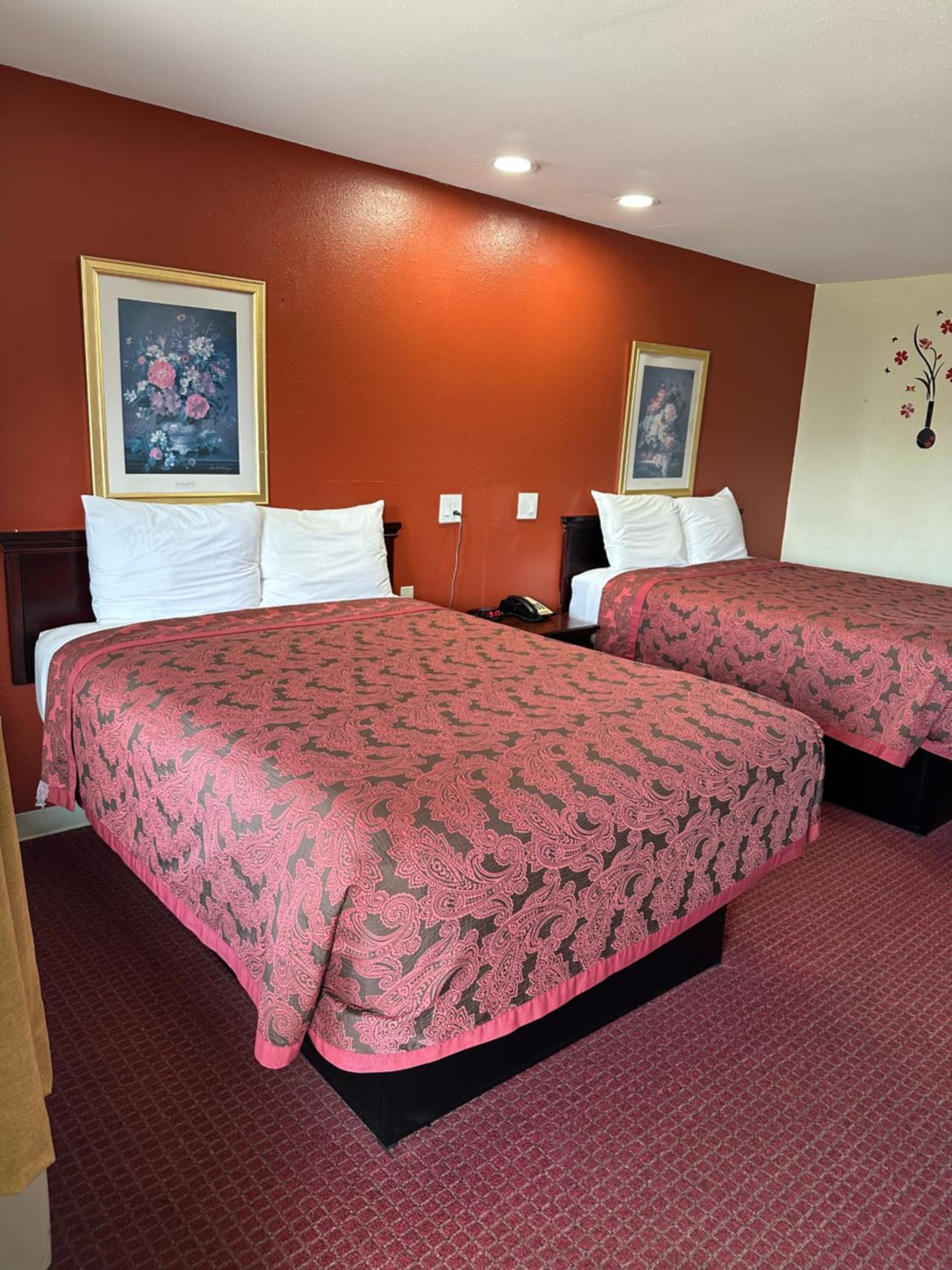 Queen Room with Two Queen Beds photo 2
