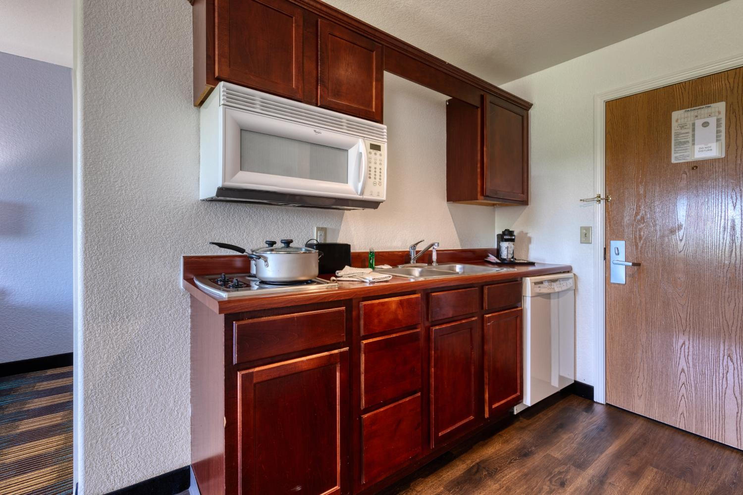 Standard Suite - Non-Smoking - Photo 5