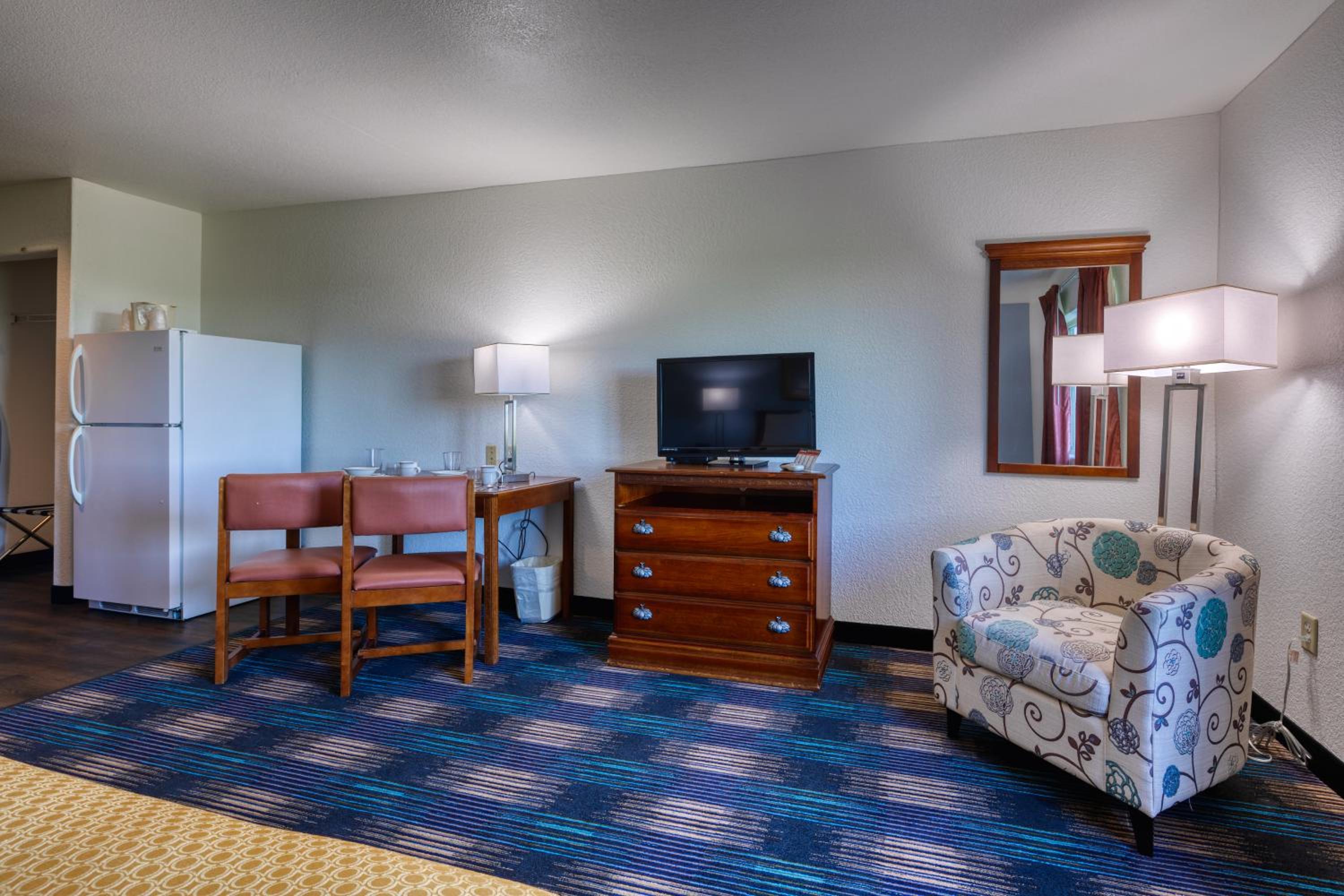 Standard Suite - Non-Smoking - Photo 10